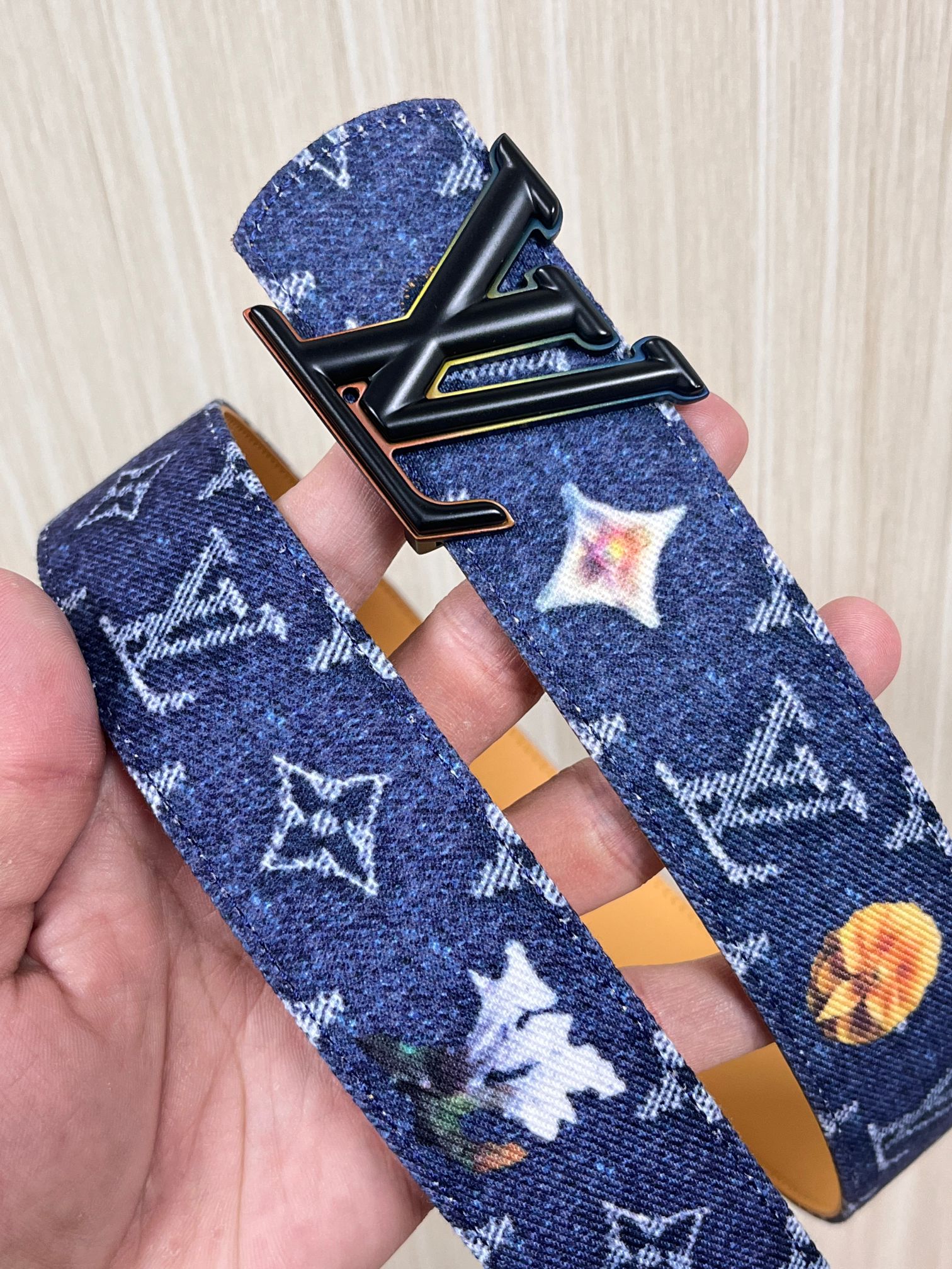 当季新款，正面：牛仔布材质，印有LV经典Monogram老花图案，并点缀彩色花卉印花，复古感拉满- 反面