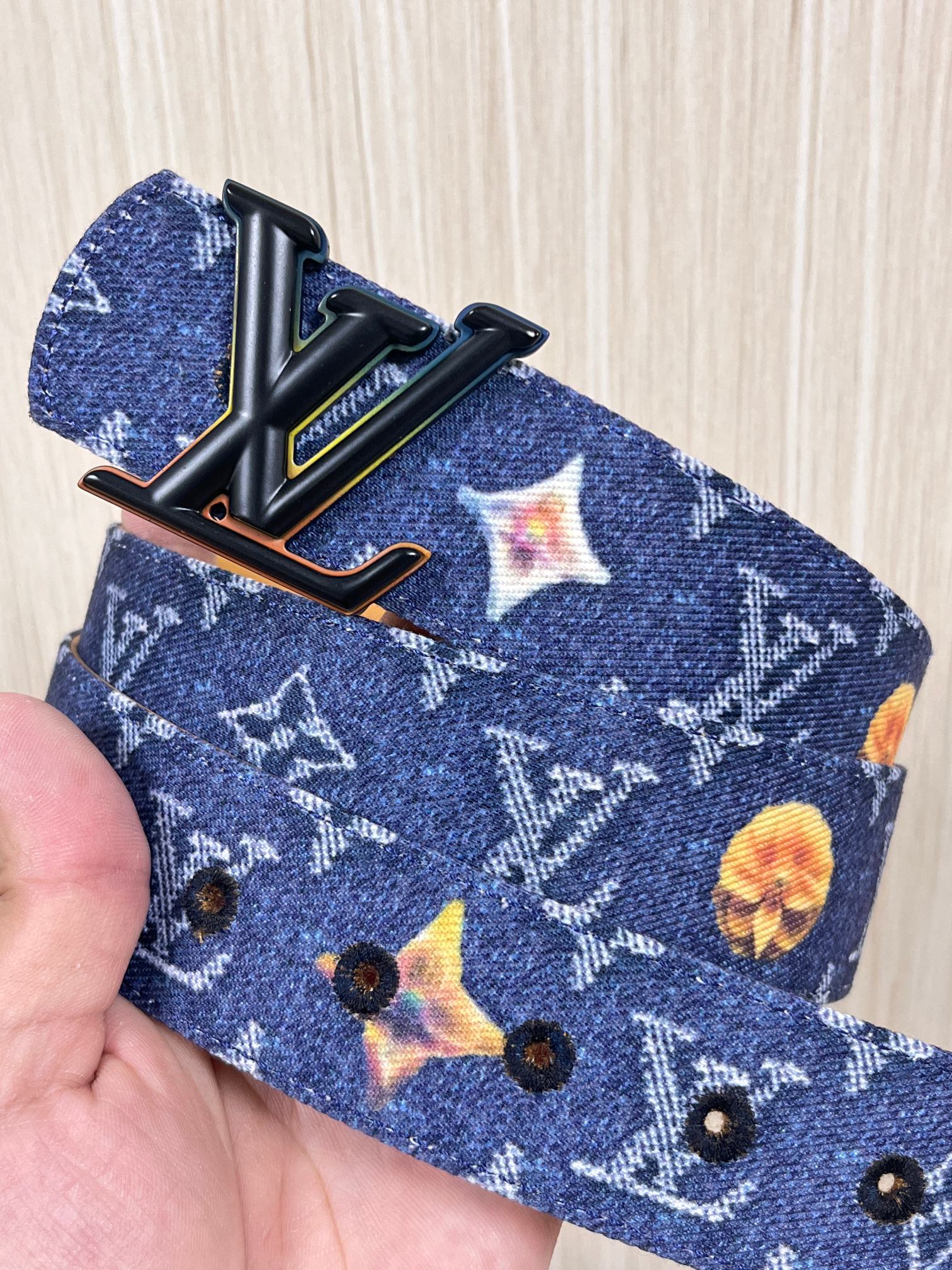 当季新款，正面：牛仔布材质，印有LV经典Monogram老花图案，并点缀彩色花卉印花，复古感拉满- 反面