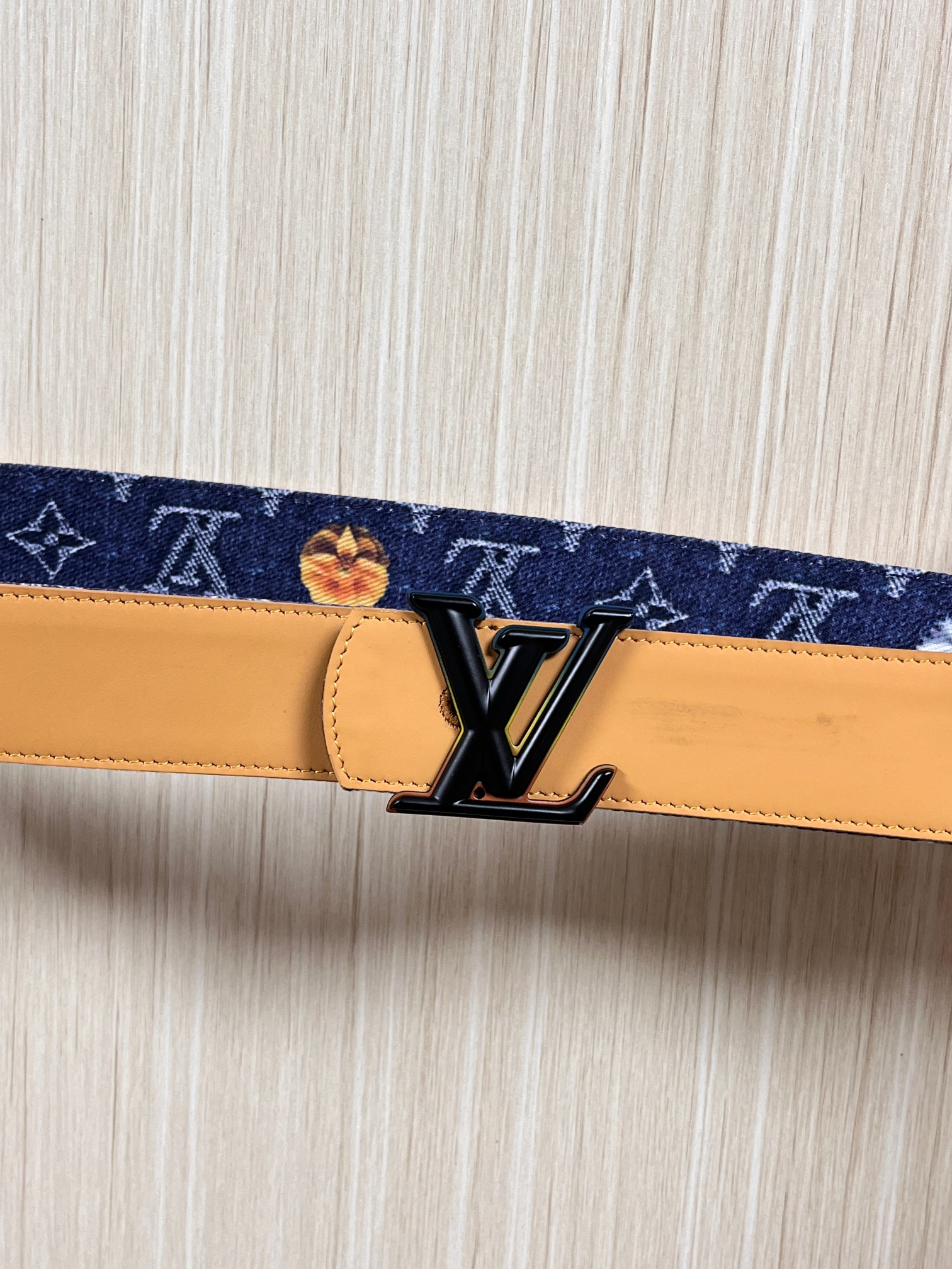 当季新款，正面：牛仔布材质，印有LV经典Monogram老花图案，并点缀彩色花卉印花，复古感拉满- 反面