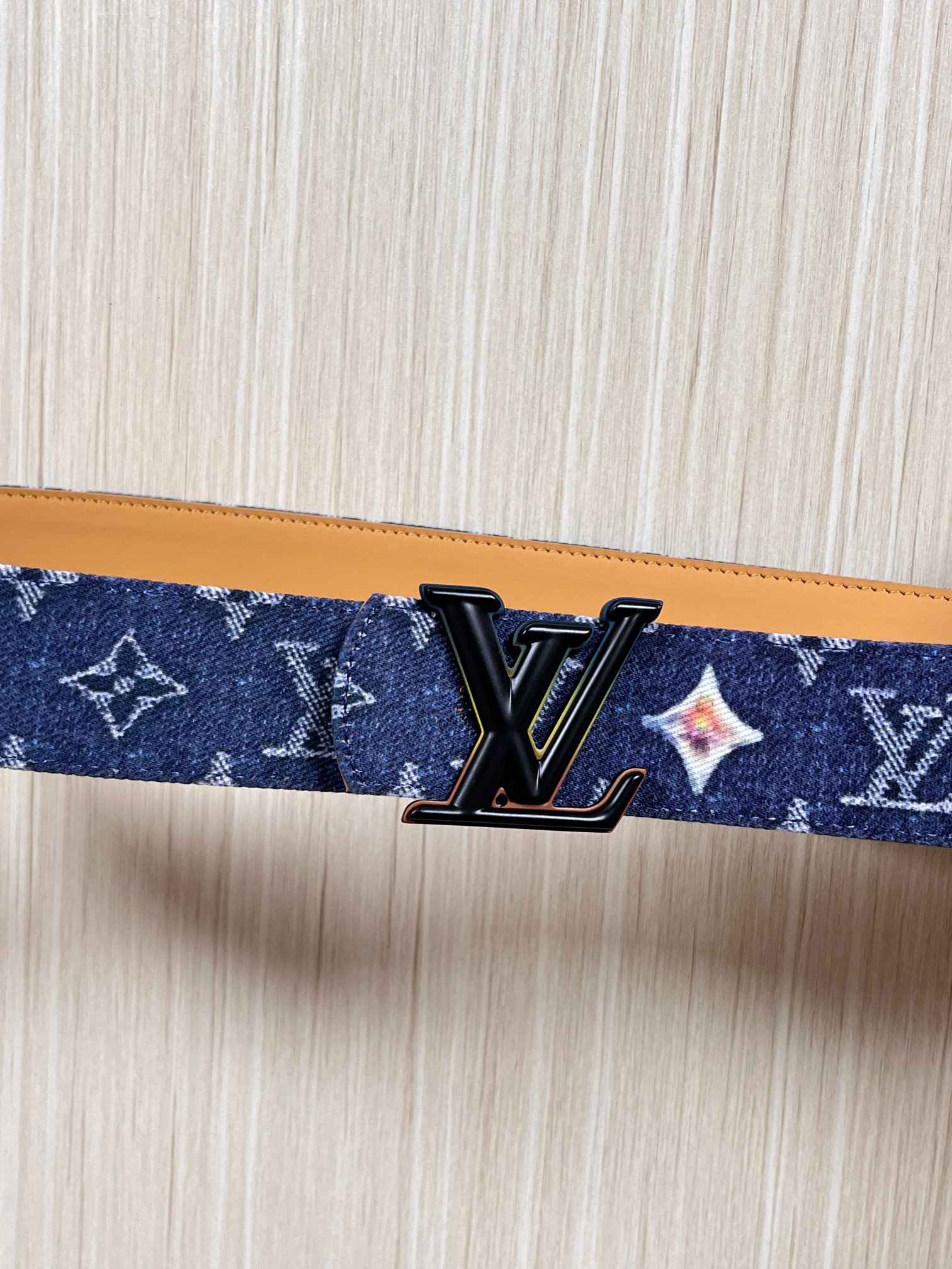 当季新款，正面：牛仔布材质，印有LV经典Monogram老花图案，并点缀彩色花卉印花，复古感拉满- 反面