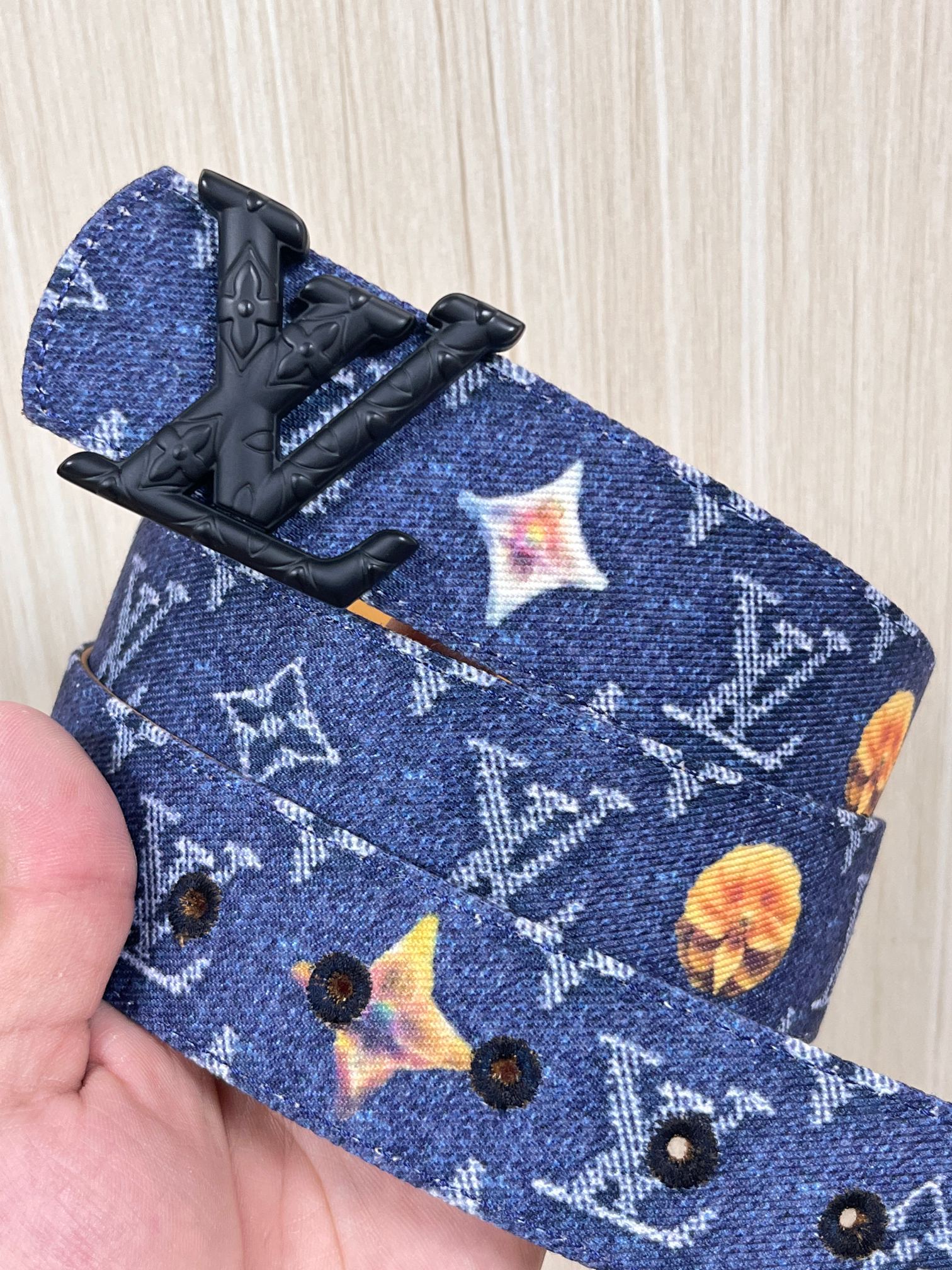 当季新款，正面：牛仔布材质，印有LV经典Monogram老花图案，并点缀彩色花卉印花，复古感拉满- 反面