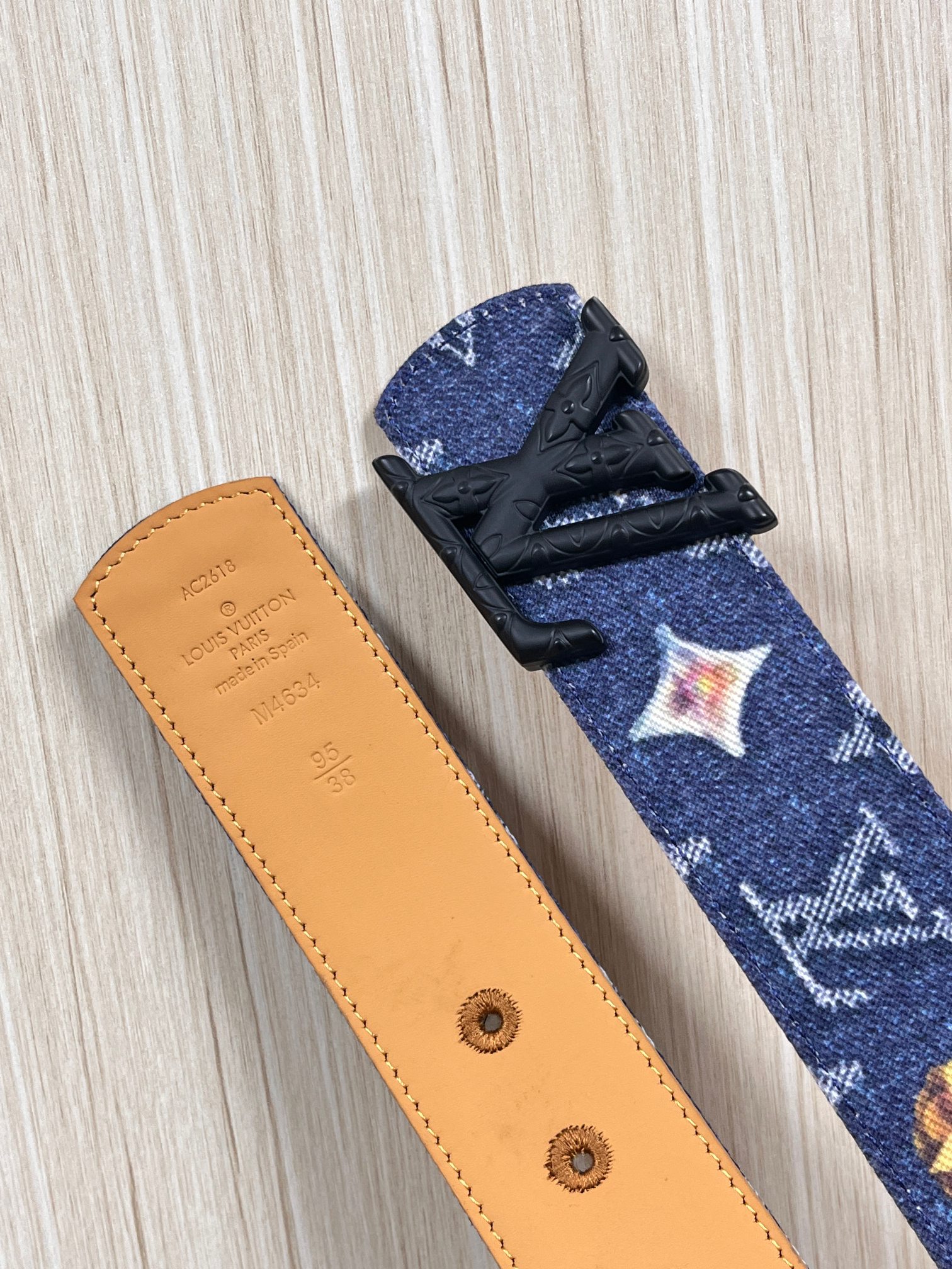 当季新款，正面：牛仔布材质，印有LV经典Monogram老花图案，并点缀彩色花卉印花，复古感拉满- 反面