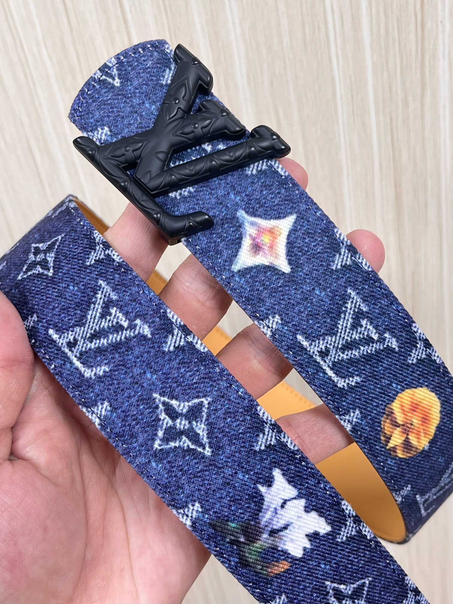 当季新款，正面：牛仔布材质，印有LV经典Monogram老花图案，并点缀彩色花卉印花，复古感拉满- 反面