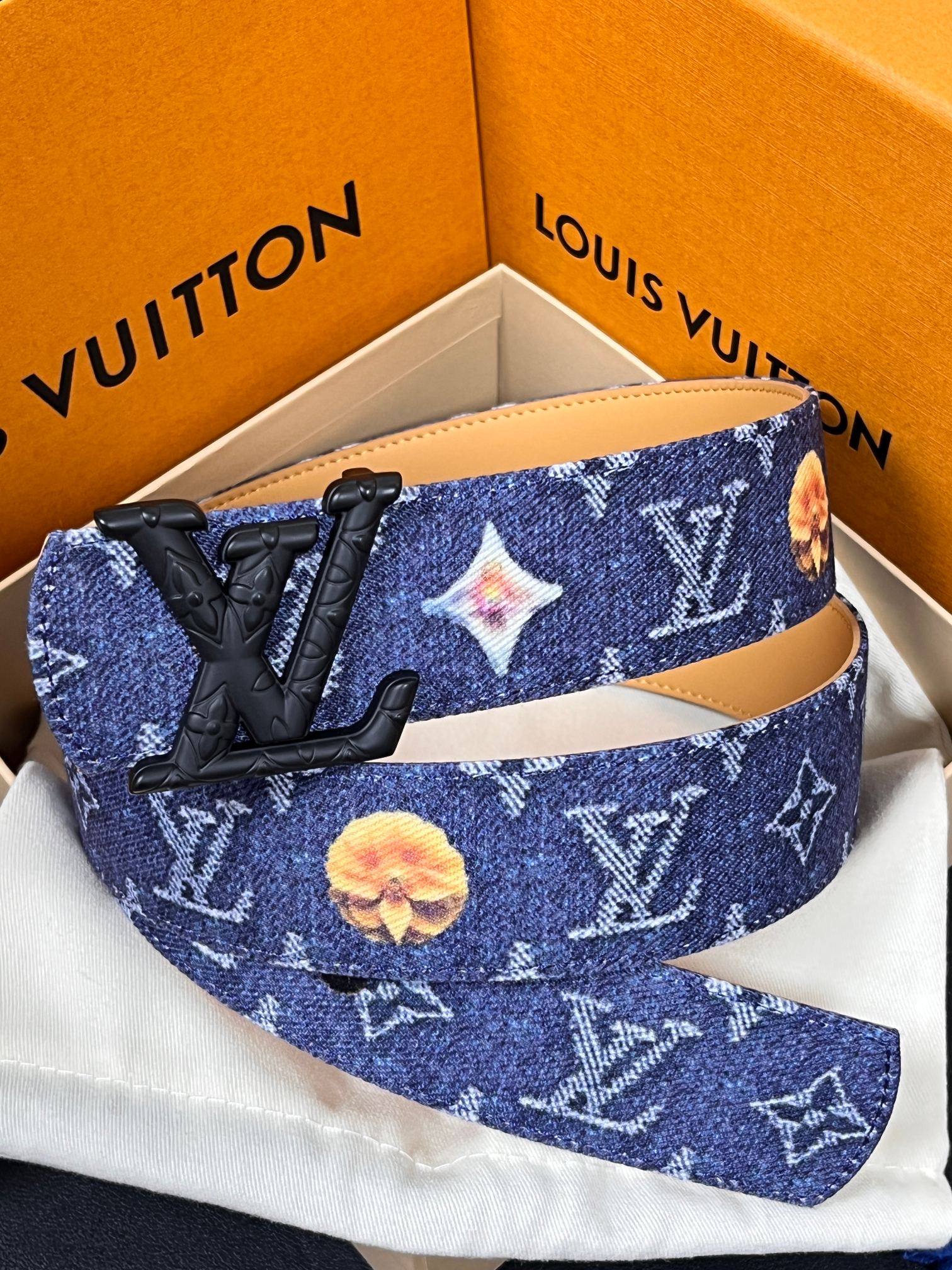 当季新款，正面：牛仔布材质，印有LV经典Monogram老花图案，并点缀彩色花卉印花，复古感拉满- 反面