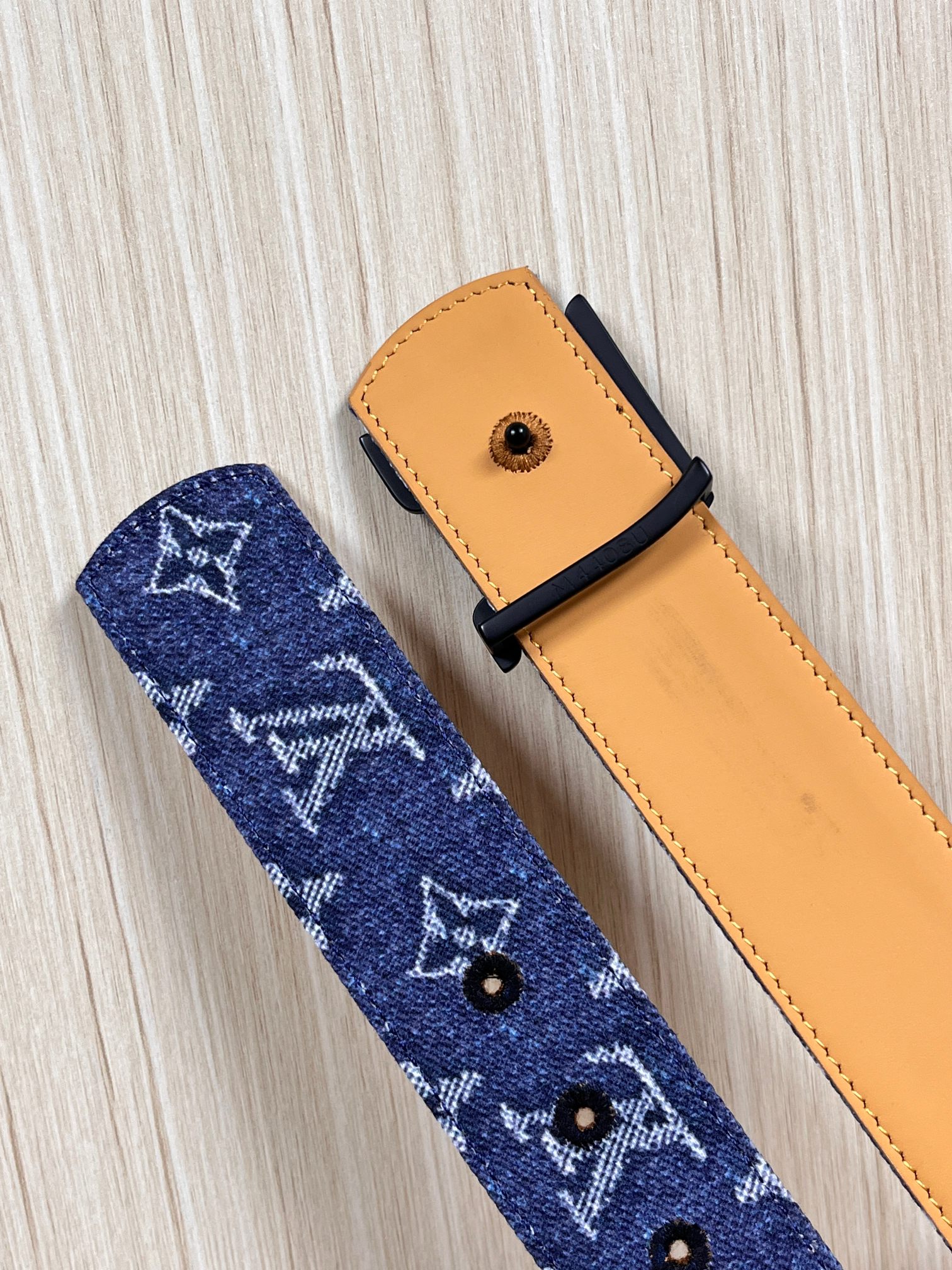 当季新款，正面：牛仔布材质，印有LV经典Monogram老花图案，并点缀彩色花卉印花，复古感拉满- 反面