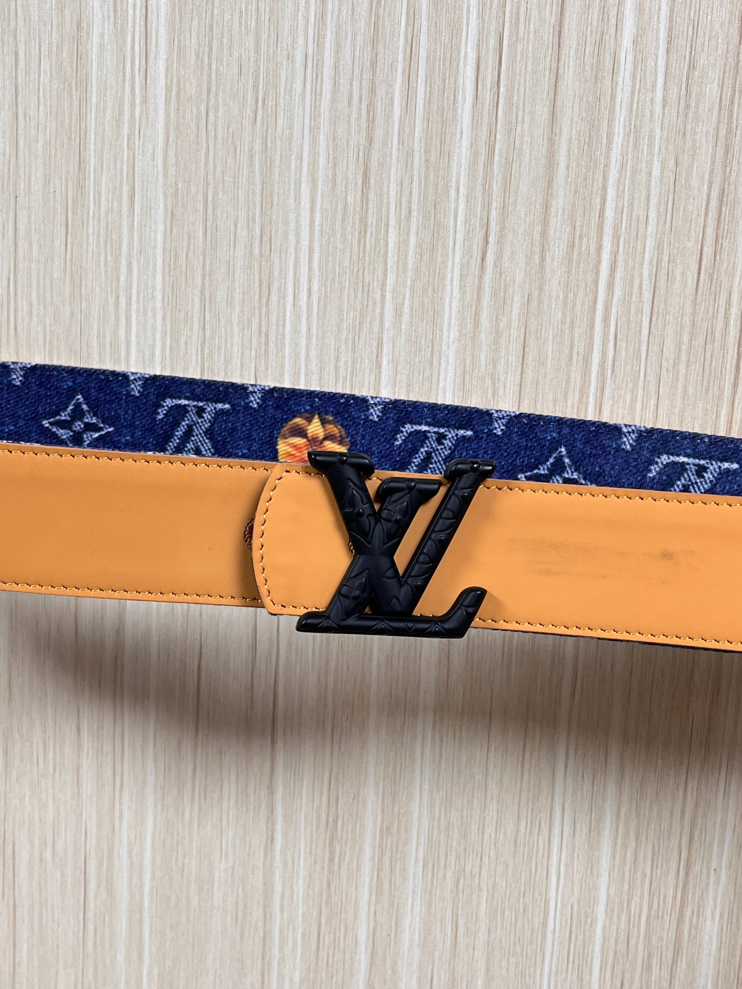 当季新款，正面：牛仔布材质，印有LV经典Monogram老花图案，并点缀彩色花卉印花，复古感拉满- 反面