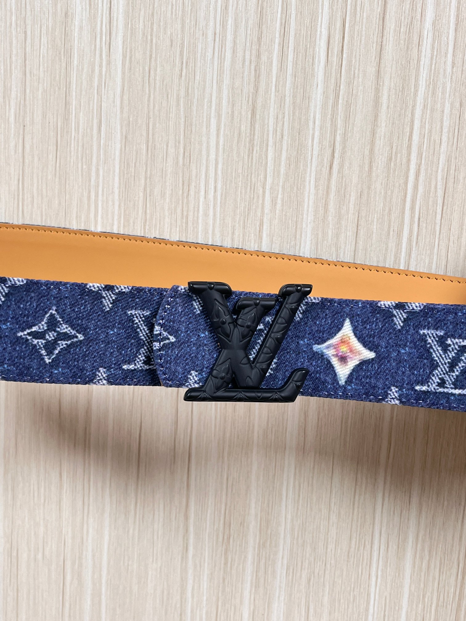 当季新款，正面：牛仔布材质，印有LV经典Monogram老花图案，并点缀彩色花卉印花，复古感拉满- 反面