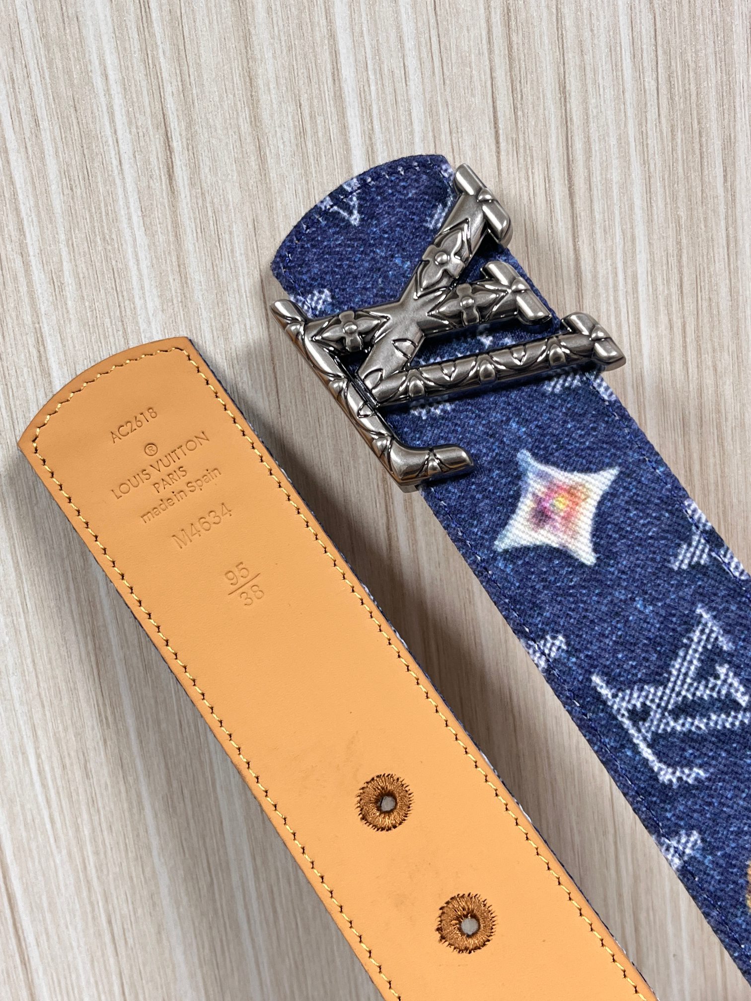 当季新款，正面：牛仔布材质，印有LV经典Monogram老花图案，并点缀彩色花卉印花，复古感拉满- 反面