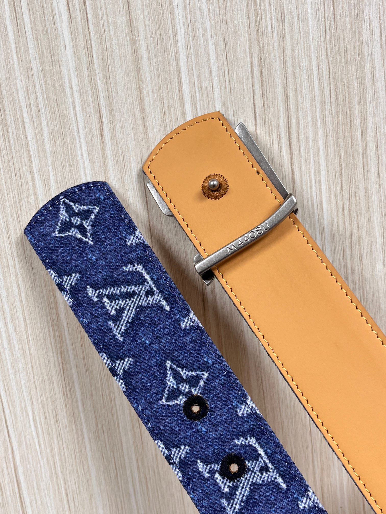 当季新款，正面：牛仔布材质，印有LV经典Monogram老花图案，并点缀彩色花卉印花，复古感拉满- 反面