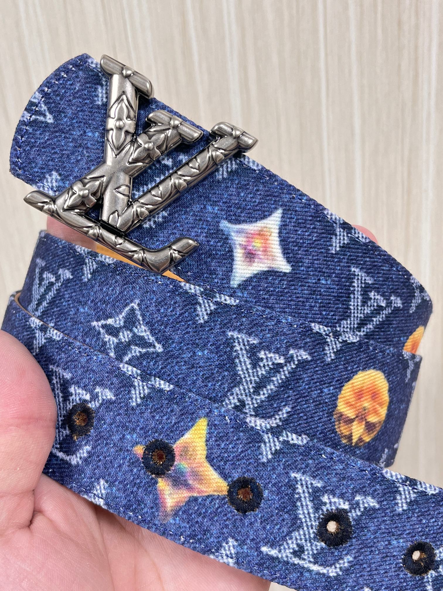 当季新款，正面：牛仔布材质，印有LV经典Monogram老花图案，并点缀彩色花卉印花，复古感拉满- 反面