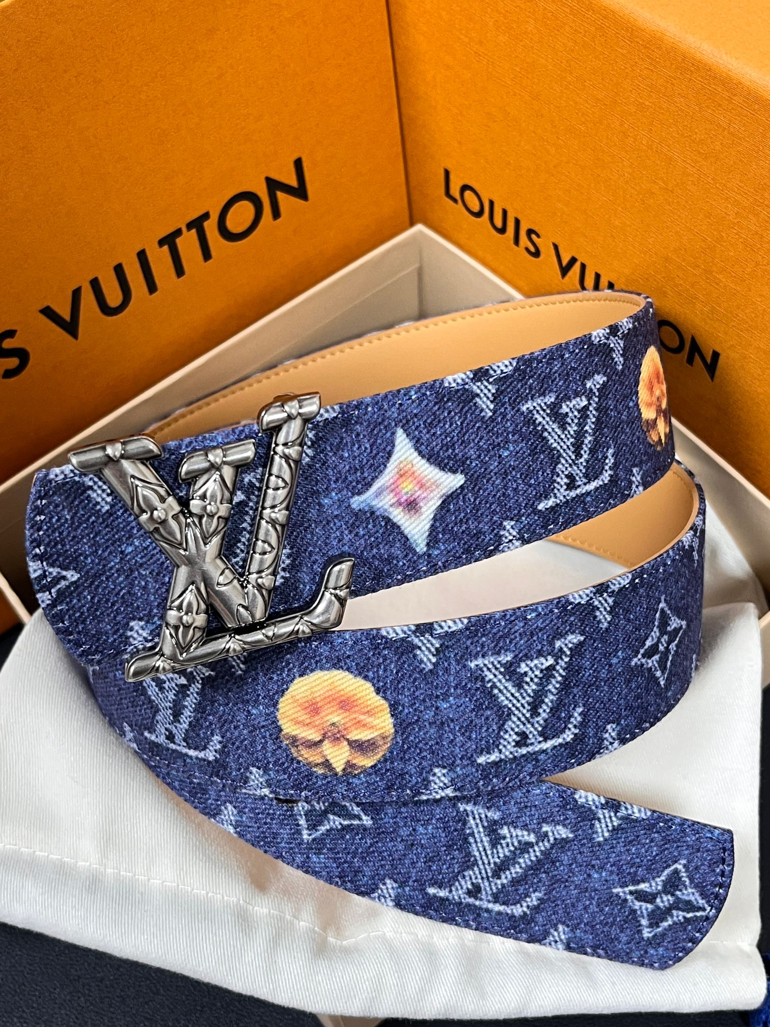 当季新款，正面：牛仔布材质，印有LV经典Monogram老花图案，并点缀彩色花卉印花，复古感拉满- 反面