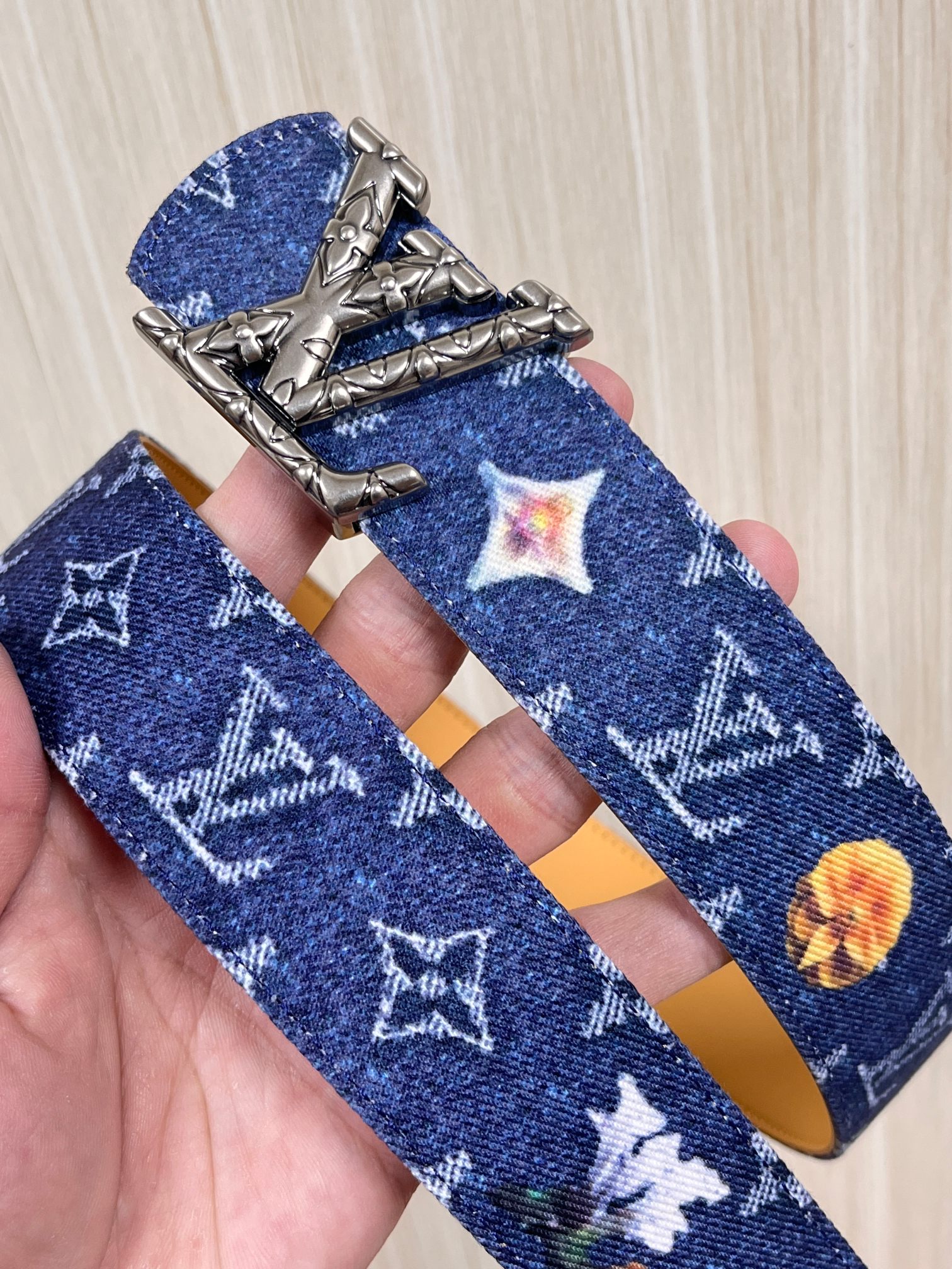 当季新款，正面：牛仔布材质，印有LV经典Monogram老花图案，并点缀彩色花卉印花，复古感拉满- 反面