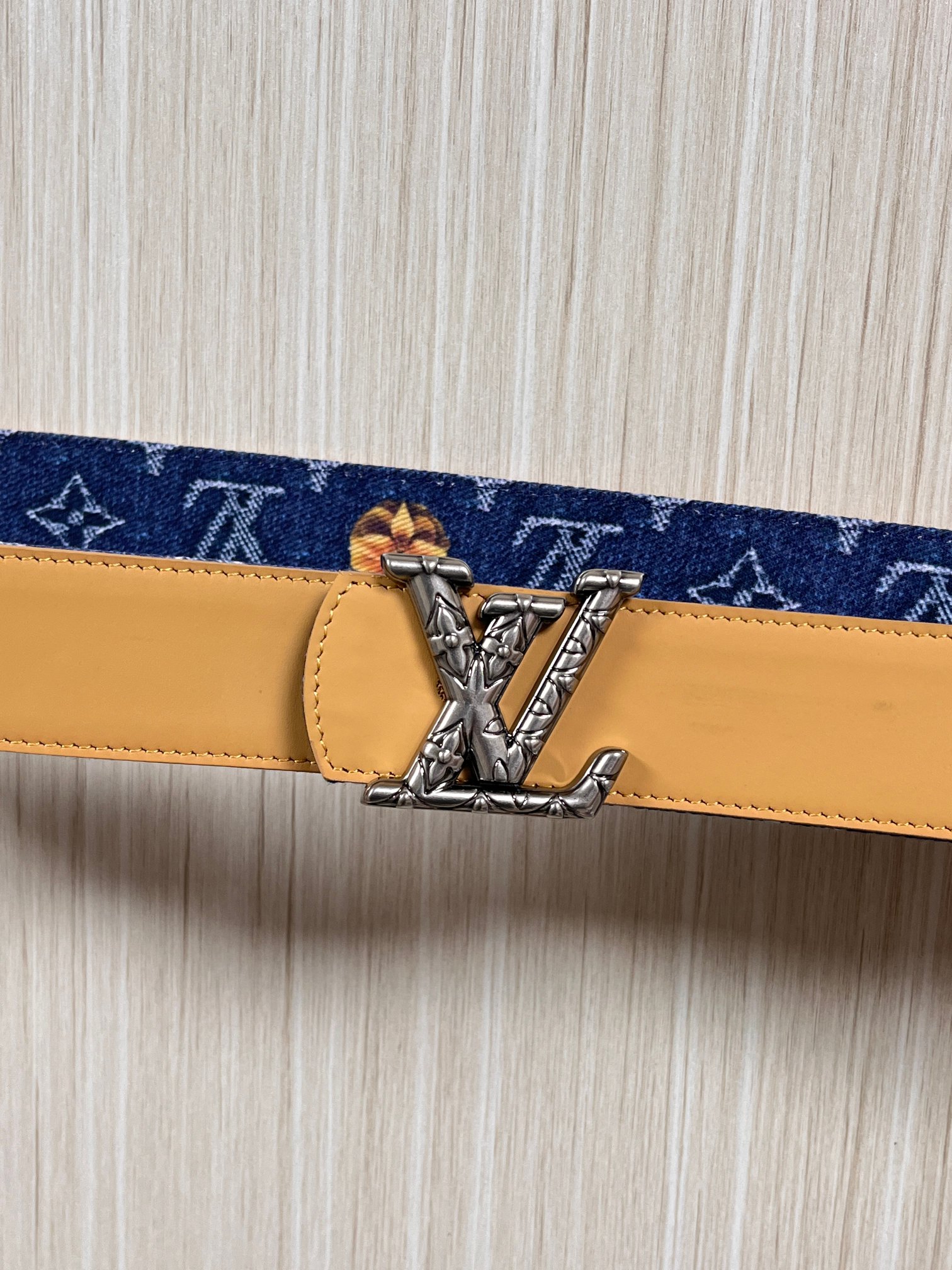 当季新款，正面：牛仔布材质，印有LV经典Monogram老花图案，并点缀彩色花卉印花，复古感拉满- 反面