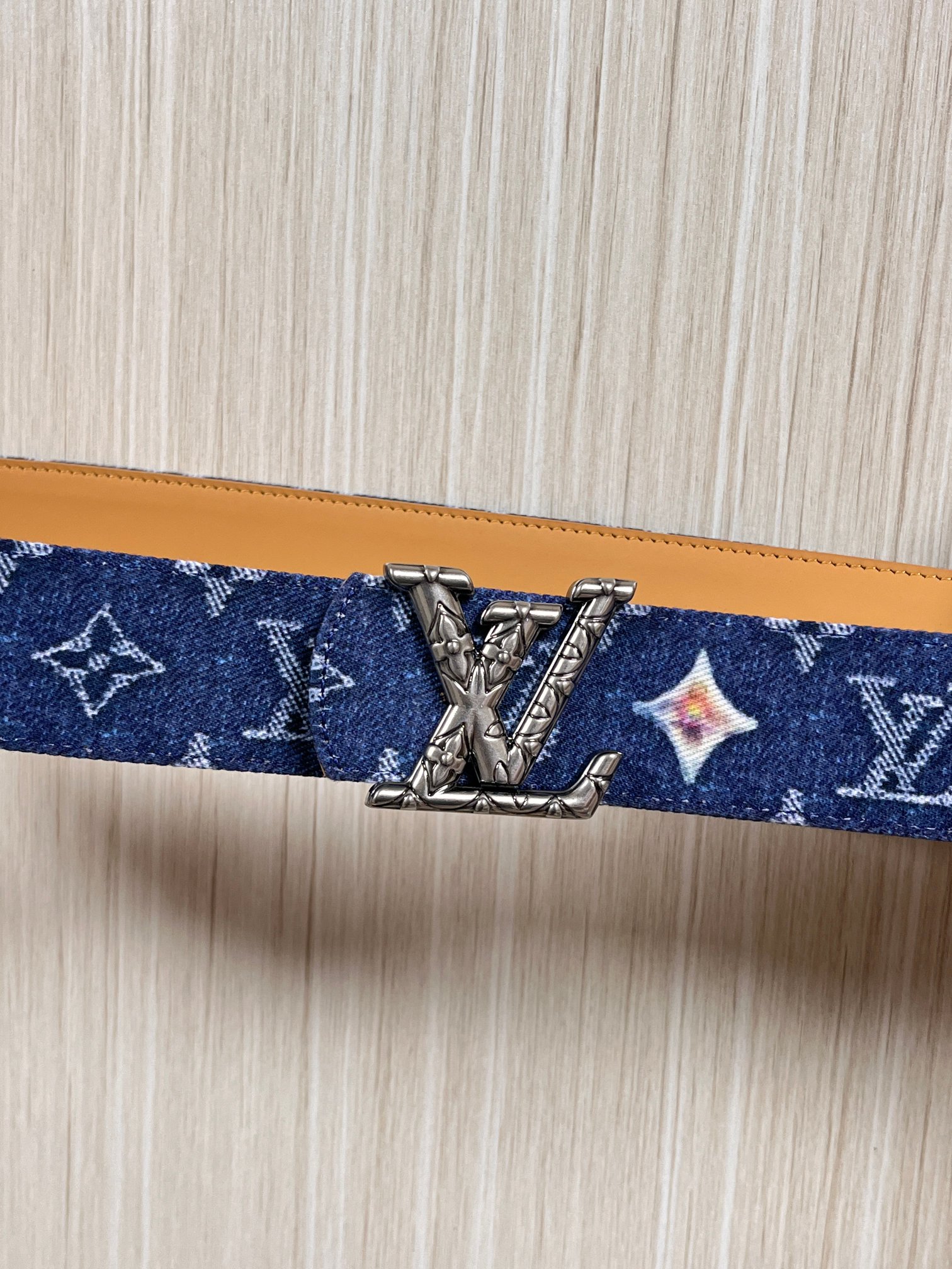 当季新款，正面：牛仔布材质，印有LV经典Monogram老花图案，并点缀彩色花卉印花，复古感拉满- 反面