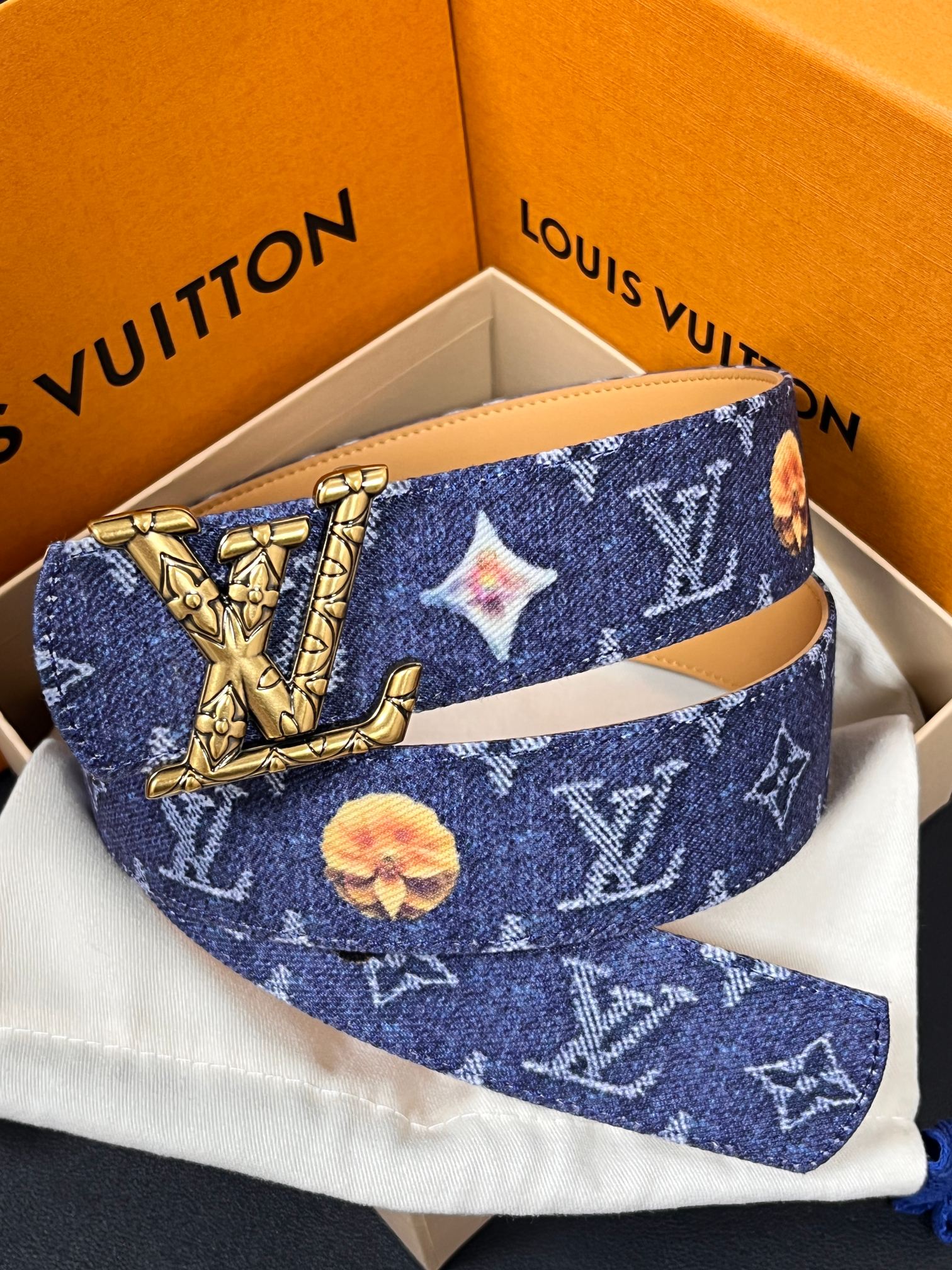 当季新款，正面：牛仔布材质，印有LV经典Monogram老花图案，并点缀彩色花卉印花，复古感拉满- 反面