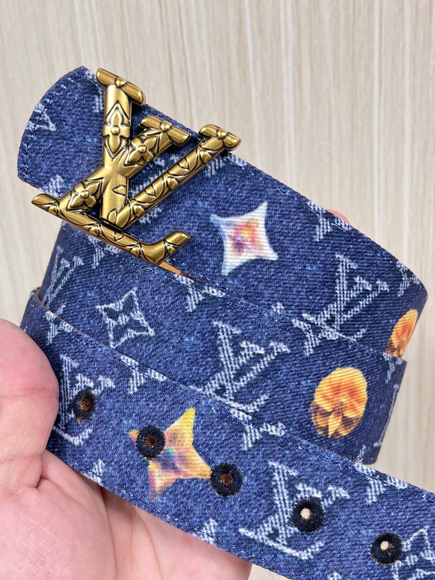 当季新款，正面：牛仔布材质，印有LV经典Monogram老花图案，并点缀彩色花卉印花，复古感拉满- 反面