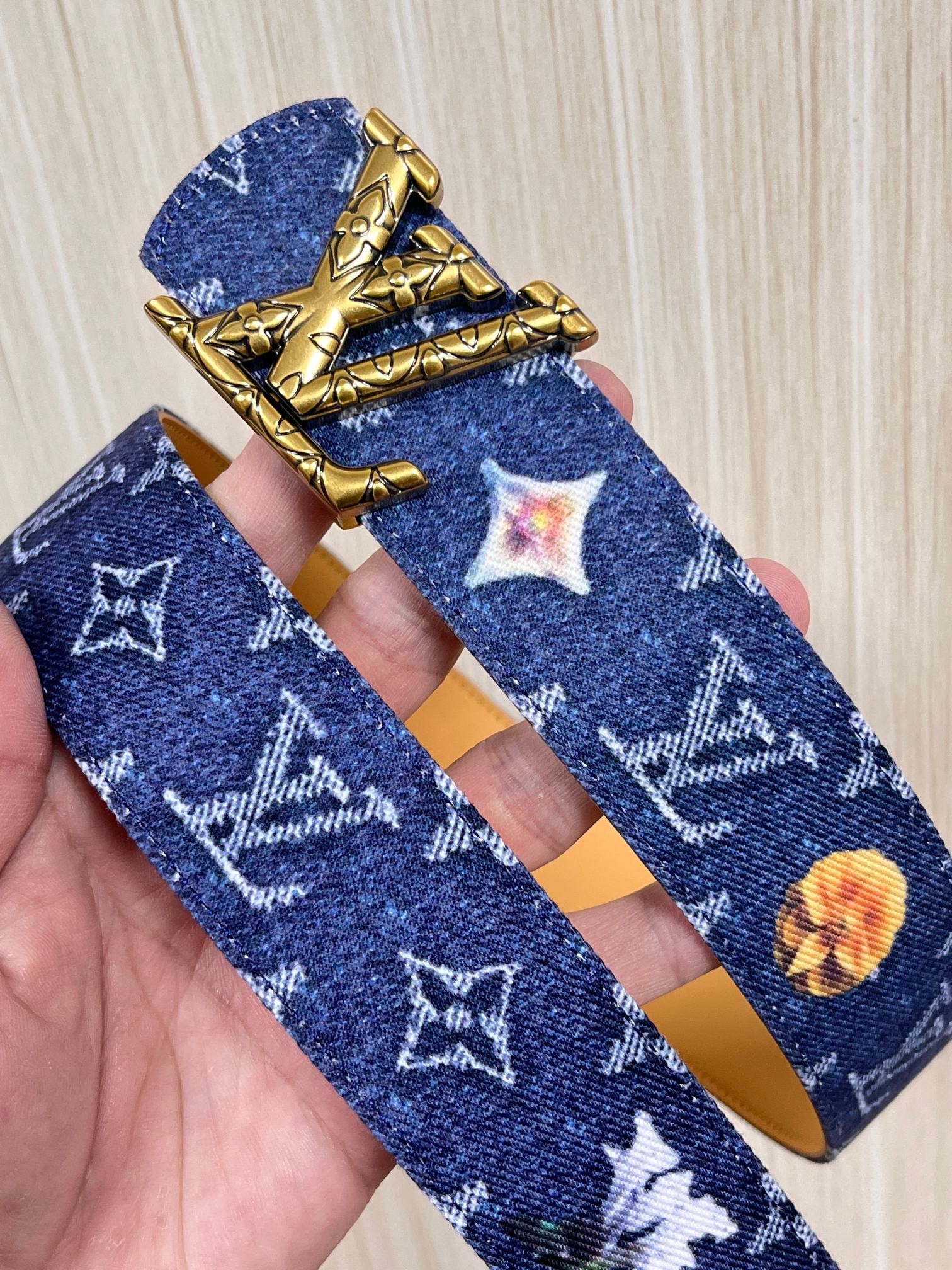 当季新款，正面：牛仔布材质，印有LV经典Monogram老花图案，并点缀彩色花卉印花，复古感拉满- 反面