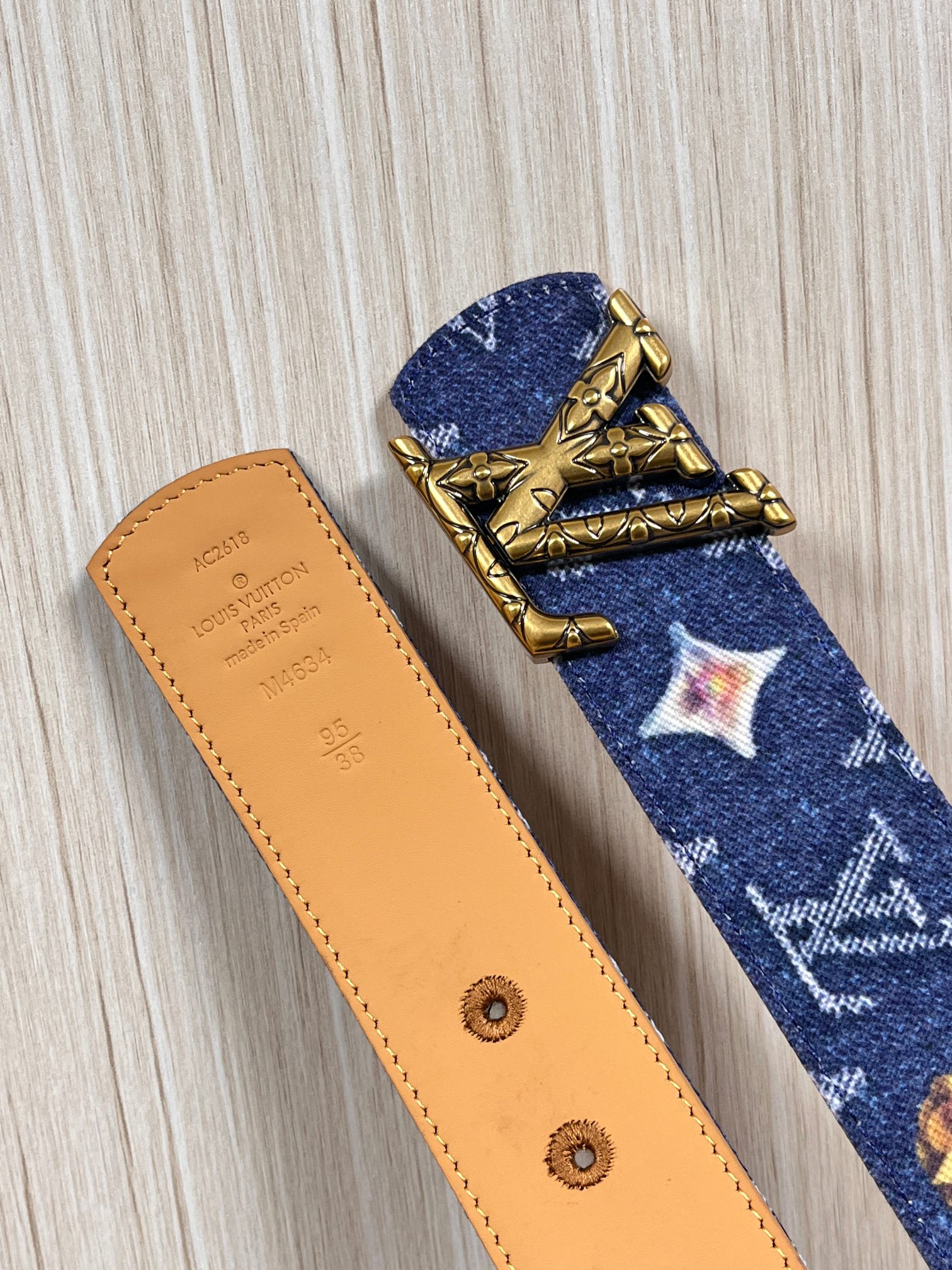 当季新款，正面：牛仔布材质，印有LV经典Monogram老花图案，并点缀彩色花卉印花，复古感拉满- 反面