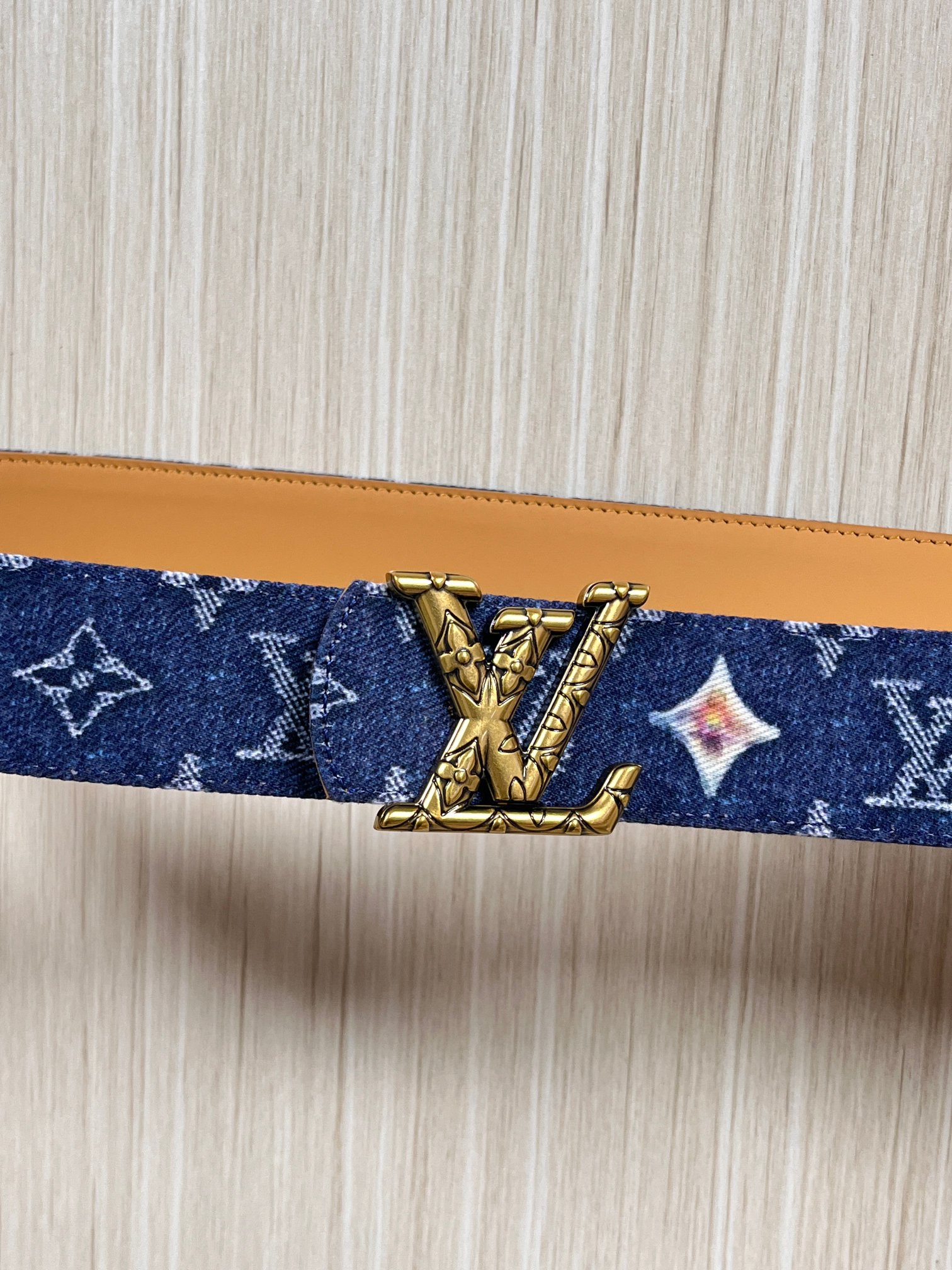 当季新款，正面：牛仔布材质，印有LV经典Monogram老花图案，并点缀彩色花卉印花，复古感拉满- 反面