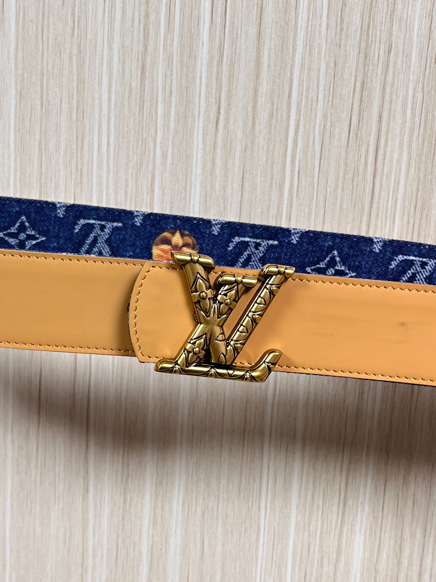 当季新款，正面：牛仔布材质，印有LV经典Monogram老花图案，并点缀彩色花卉印花，复古感拉满- 反面