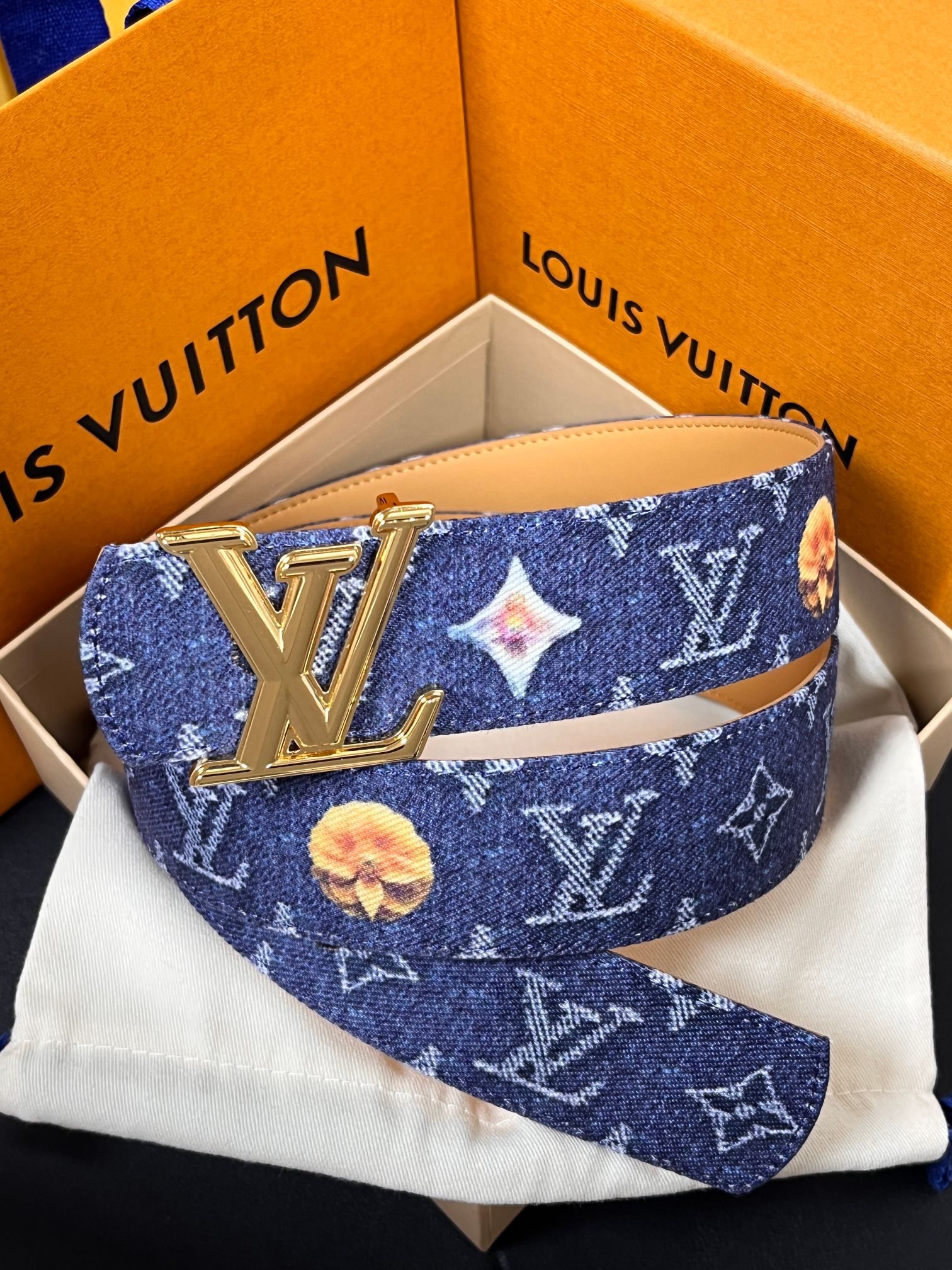 当季新款，正面：牛仔布材质，印有LV经典Monogram老花图案，并点缀彩色花卉印花，复古感拉满- 反面