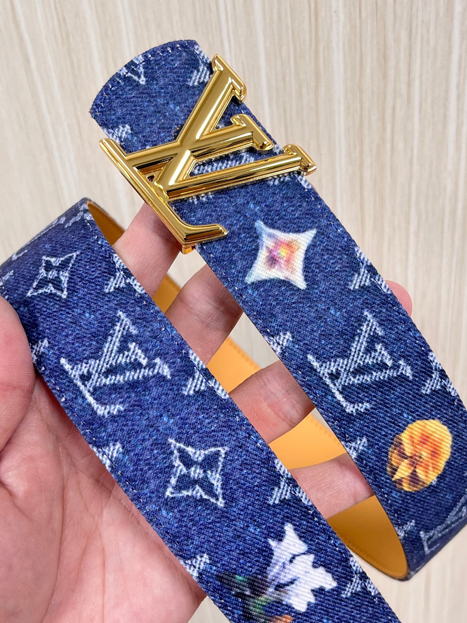 当季新款，正面：牛仔布材质，印有LV经典Monogram老花图案，并点缀彩色花卉印花，复古感拉满- 反面