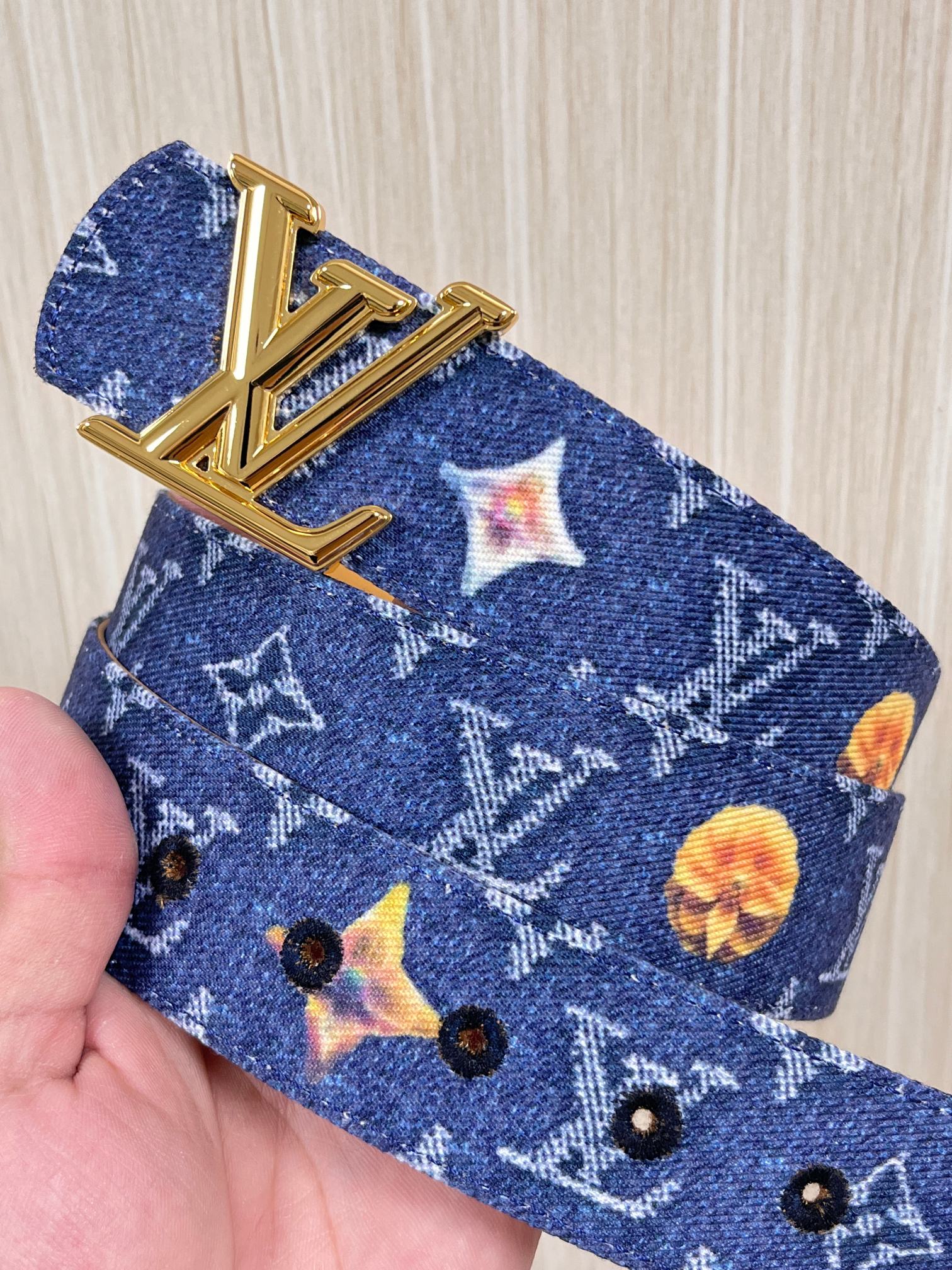 当季新款，正面：牛仔布材质，印有LV经典Monogram老花图案，并点缀彩色花卉印花，复古感拉满- 反面