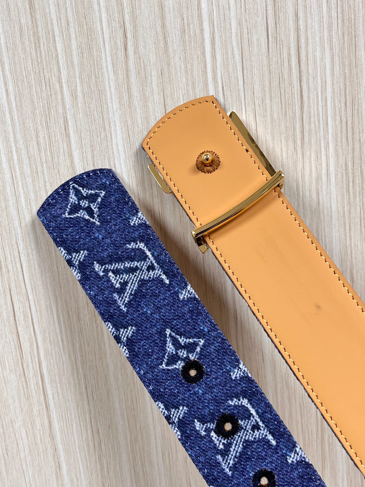 当季新款，正面：牛仔布材质，印有LV经典Monogram老花图案，并点缀彩色花卉印花，复古感拉满- 反面