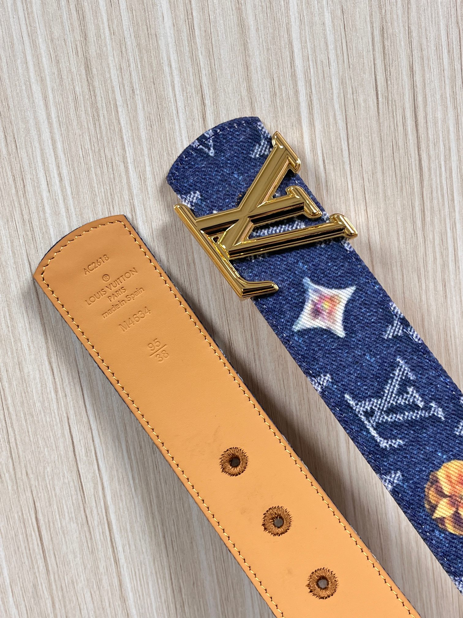 当季新款，正面：牛仔布材质，印有LV经典Monogram老花图案，并点缀彩色花卉印花，复古感拉满- 反面