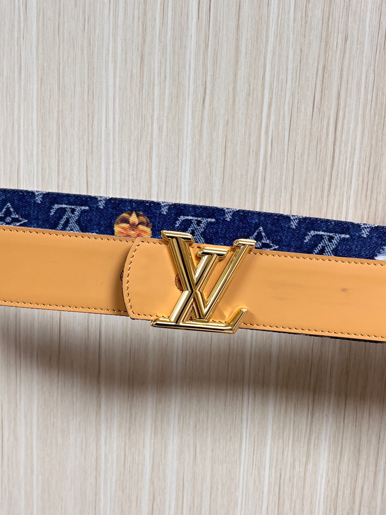 当季新款，正面：牛仔布材质，印有LV经典Monogram老花图案，并点缀彩色花卉印花，复古感拉满- 反面