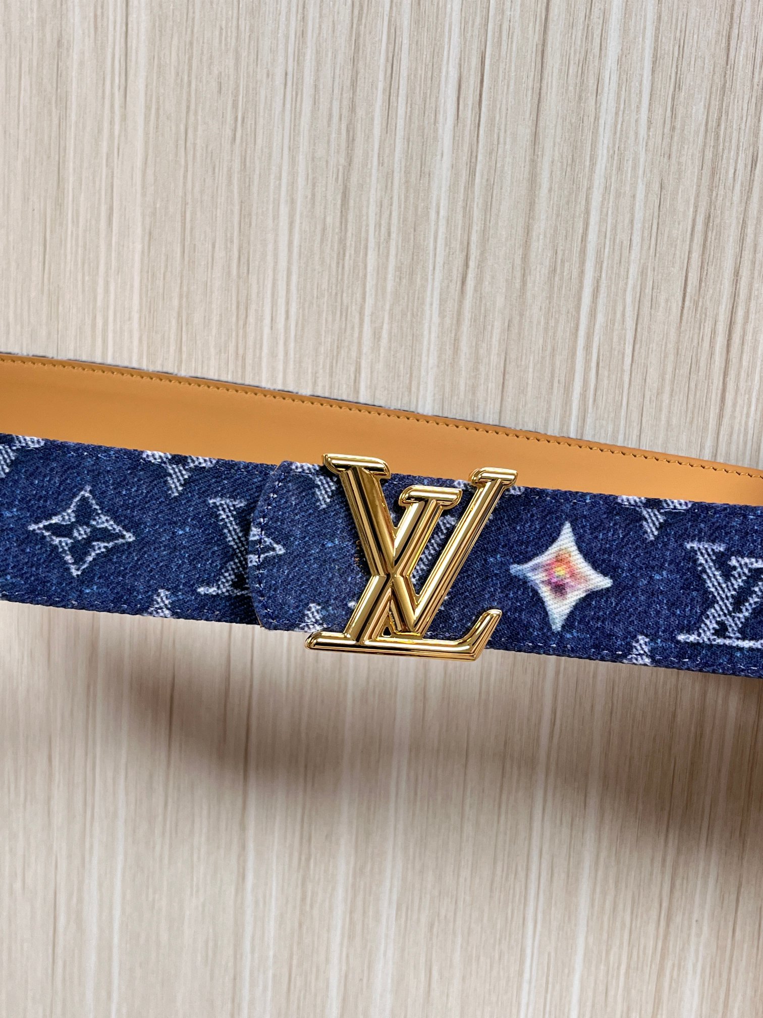 当季新款，正面：牛仔布材质，印有LV经典Monogram老花图案，并点缀彩色花卉印花，复古感拉满- 反面