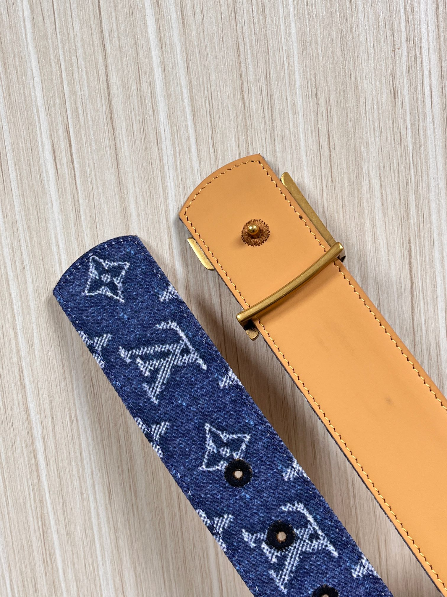 当季新款，正面：牛仔布材质，印有LV经典Monogram老花图案，并点缀彩色花卉印花，复古感拉满- 反面