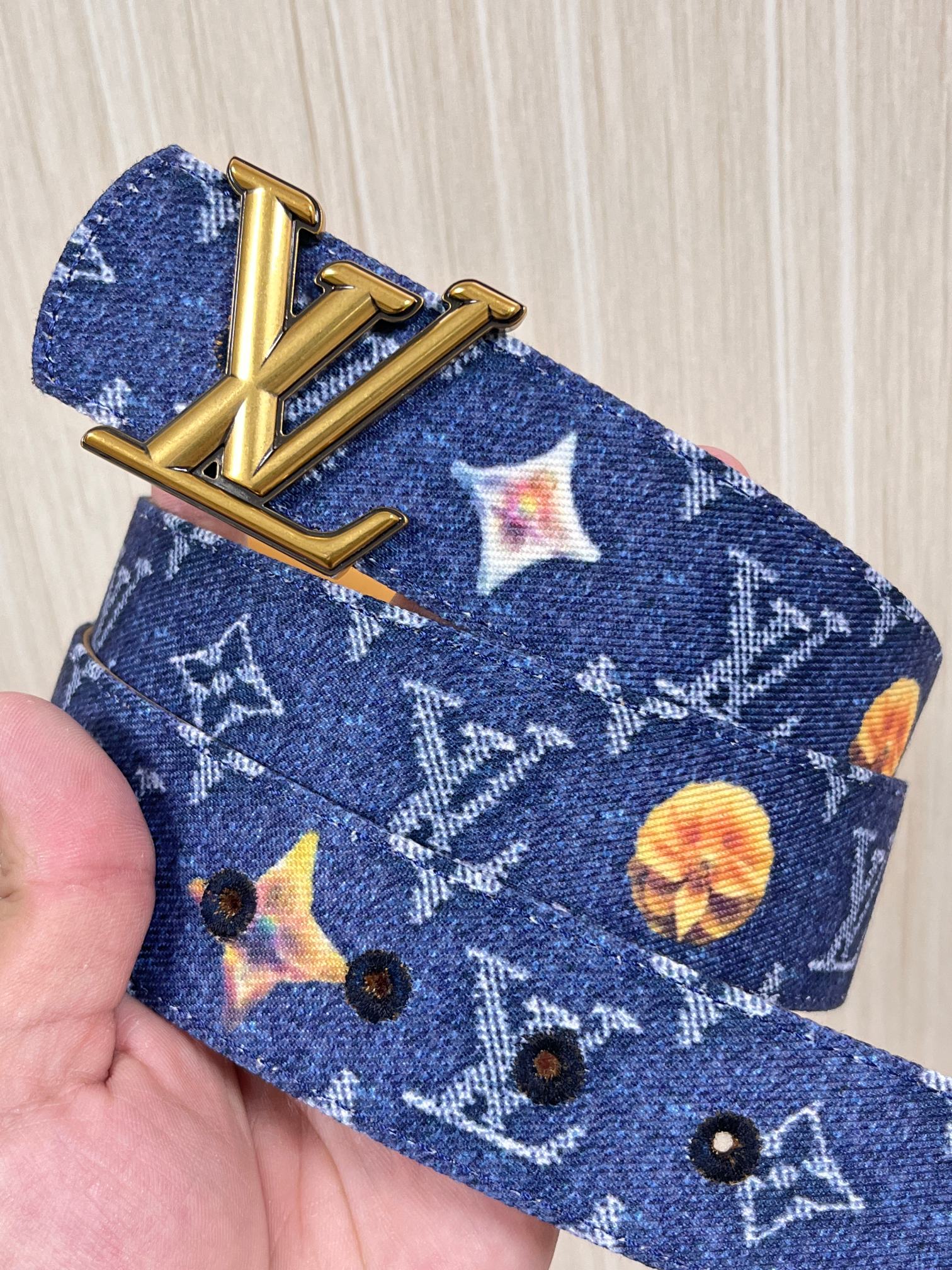 当季新款，正面：牛仔布材质，印有LV经典Monogram老花图案，并点缀彩色花卉印花，复古感拉满- 反面