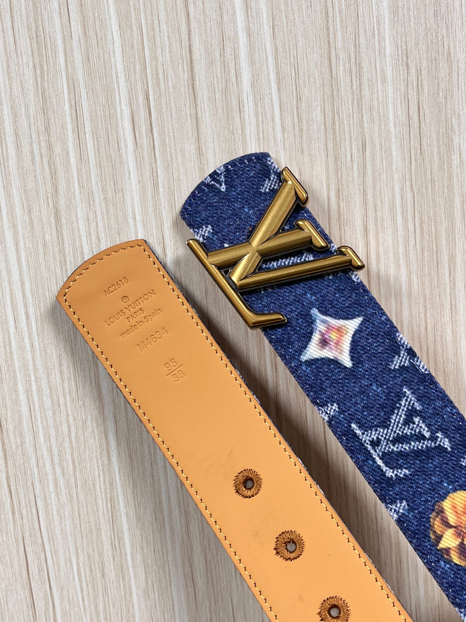 当季新款，正面：牛仔布材质，印有LV经典Monogram老花图案，并点缀彩色花卉印花，复古感拉满- 反面