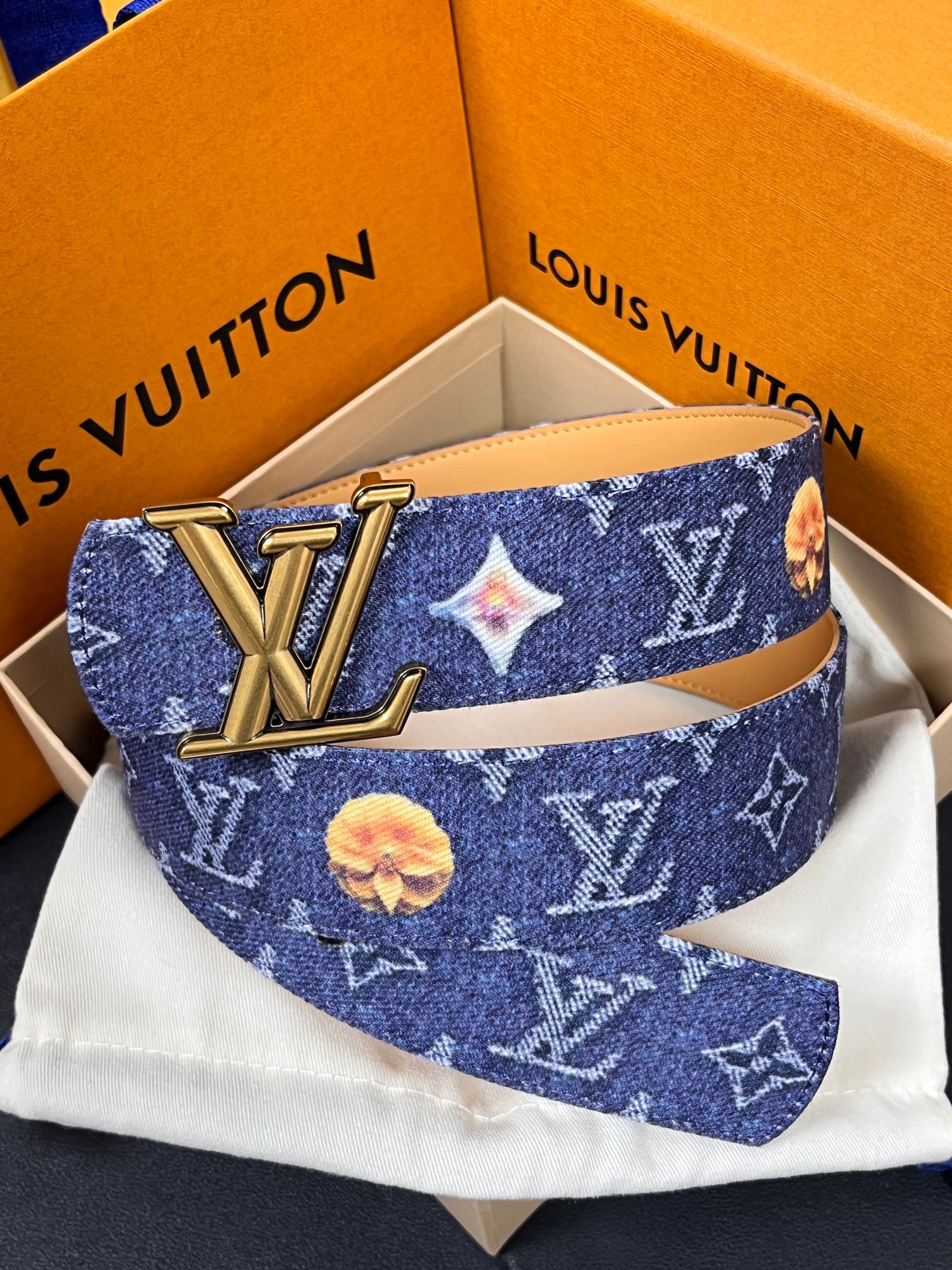 当季新款，正面：牛仔布材质，印有LV经典Monogram老花图案，并点缀彩色花卉印花，复古感拉满- 反面