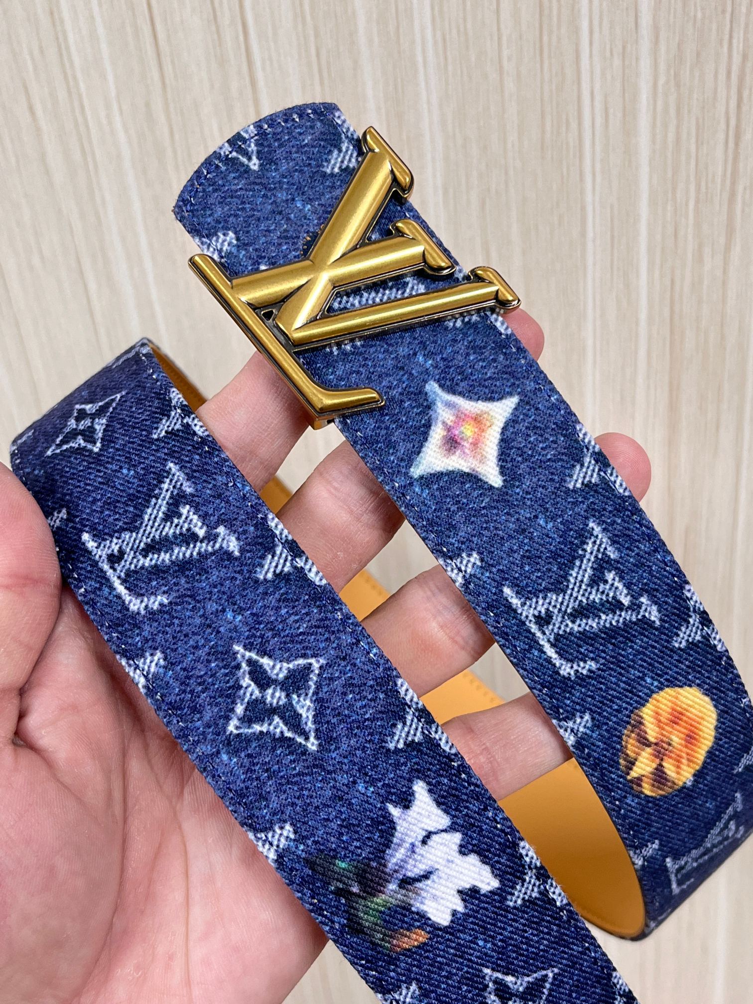 当季新款，正面：牛仔布材质，印有LV经典Monogram老花图案，并点缀彩色花卉印花，复古感拉满- 反面