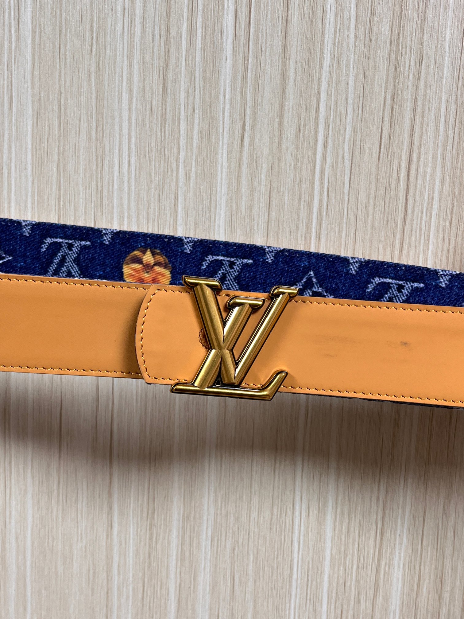 当季新款，正面：牛仔布材质，印有LV经典Monogram老花图案，并点缀彩色花卉印花，复古感拉满- 反面