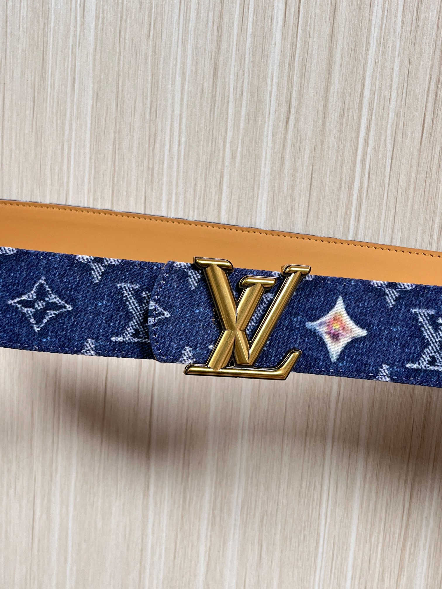 当季新款，正面：牛仔布材质，印有LV经典Monogram老花图案，并点缀彩色花卉印花，复古感拉满- 反面