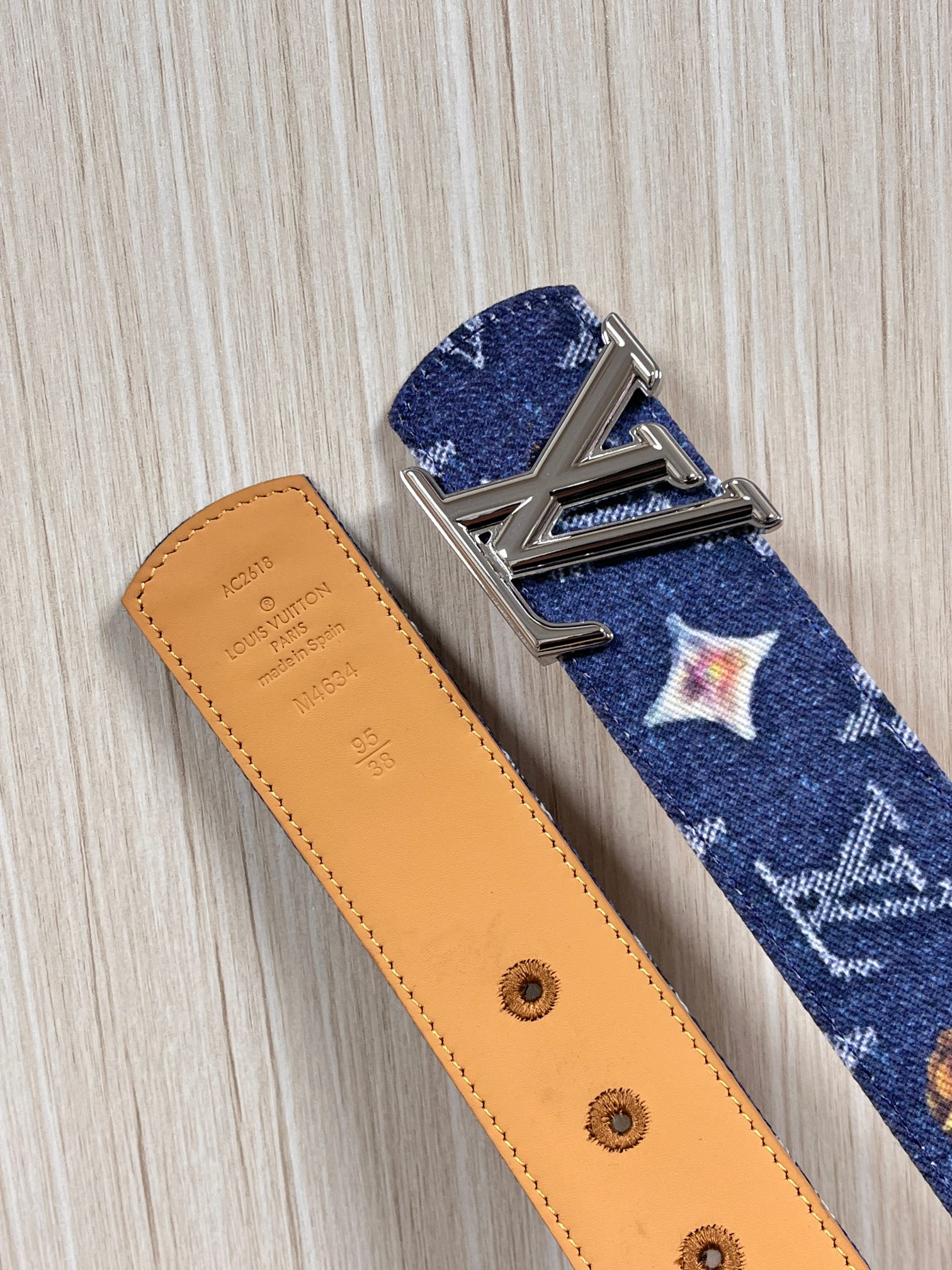 当季新款，正面：牛仔布材质，印有LV经典Monogram老花图案，并点缀彩色花卉印花，复古感拉满- 反面