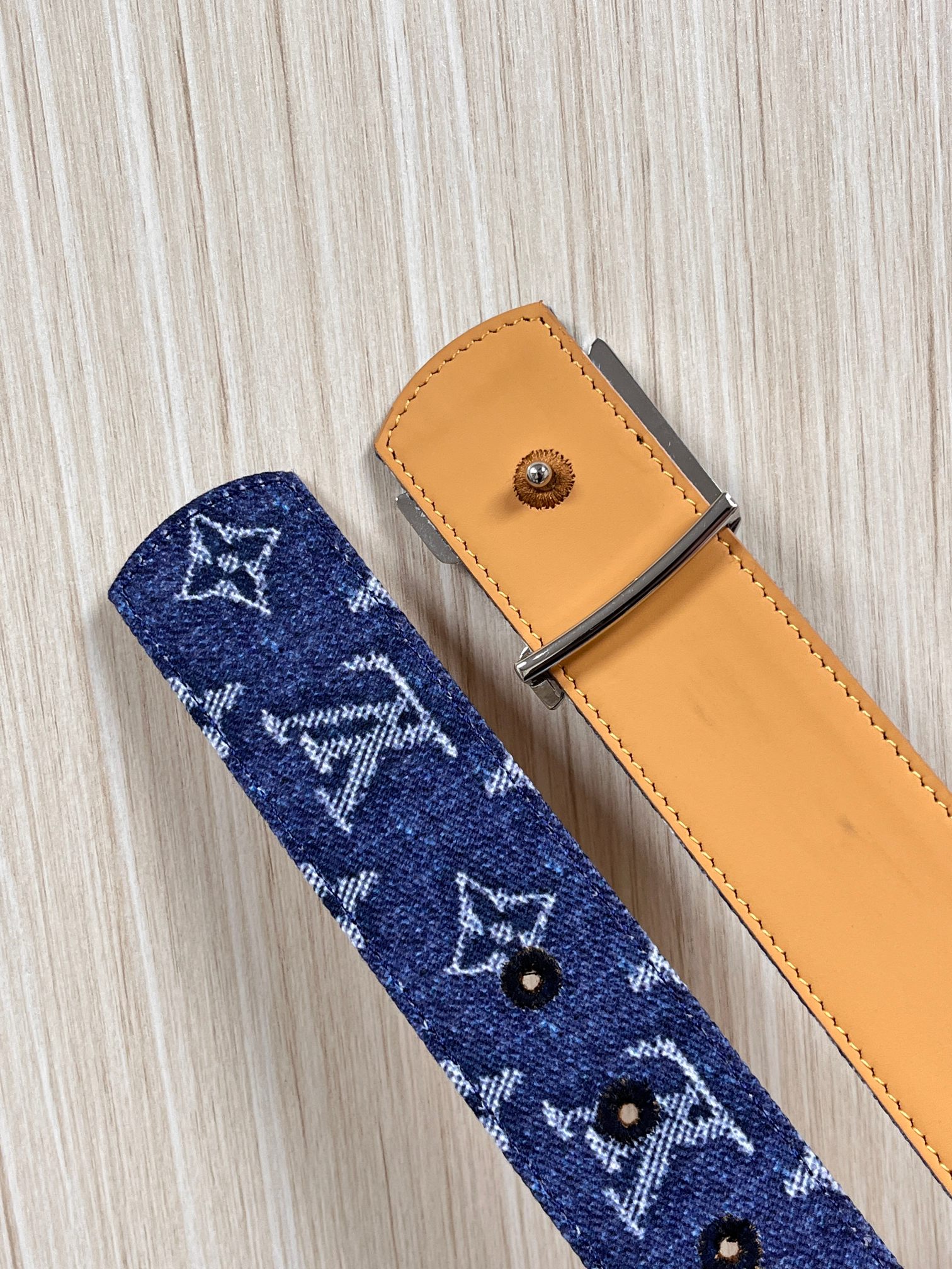 当季新款，正面：牛仔布材质，印有LV经典Monogram老花图案，并点缀彩色花卉印花，复古感拉满- 反面