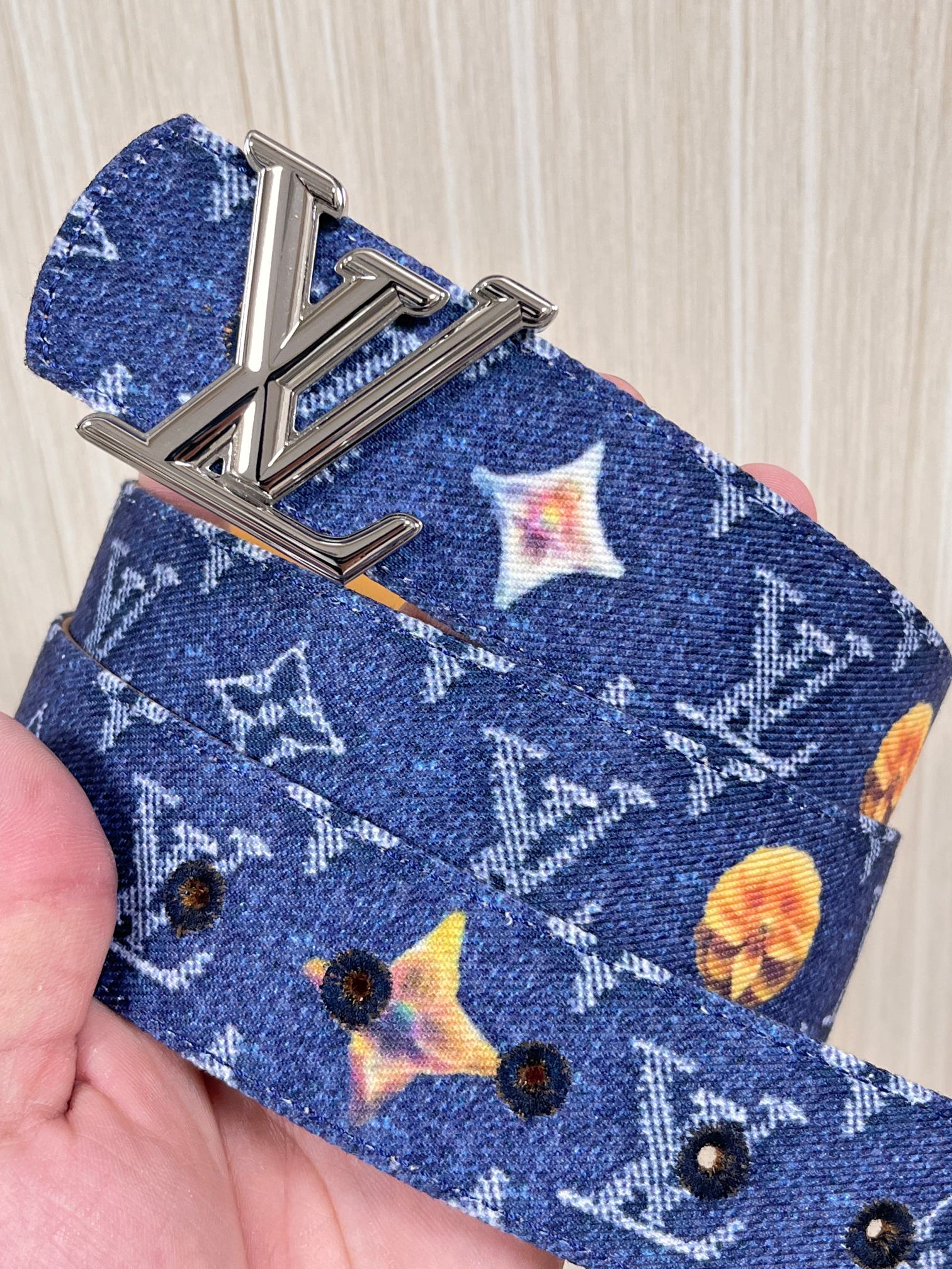 当季新款，正面：牛仔布材质，印有LV经典Monogram老花图案，并点缀彩色花卉印花，复古感拉满- 反面