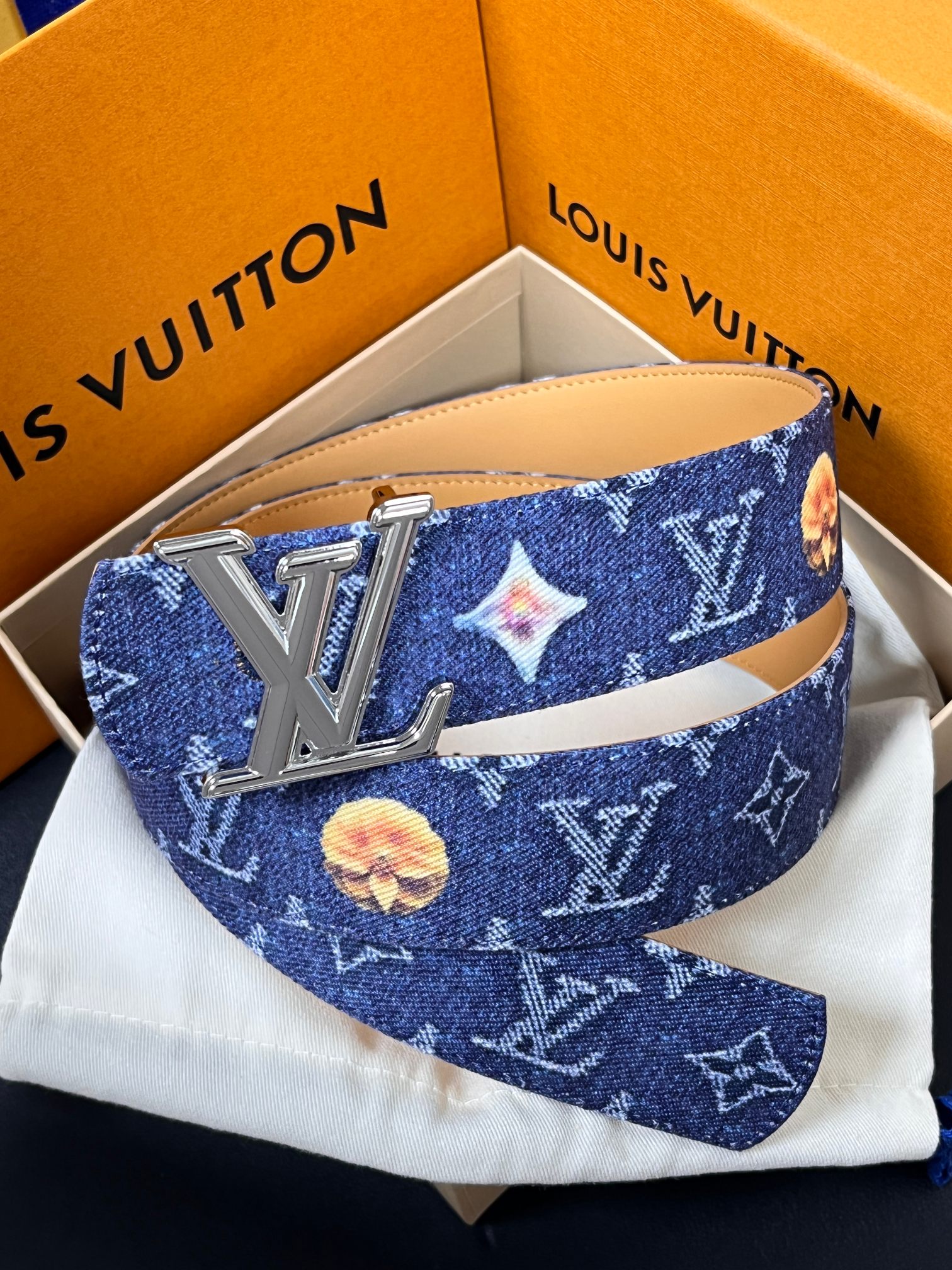 当季新款，正面：牛仔布材质，印有LV经典Monogram老花图案，并点缀彩色花卉印花，复古感拉满- 反面