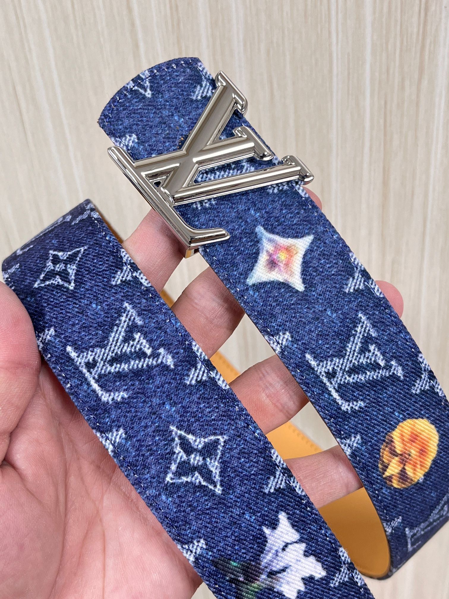 当季新款，正面：牛仔布材质，印有LV经典Monogram老花图案，并点缀彩色花卉印花，复古感拉满- 反面