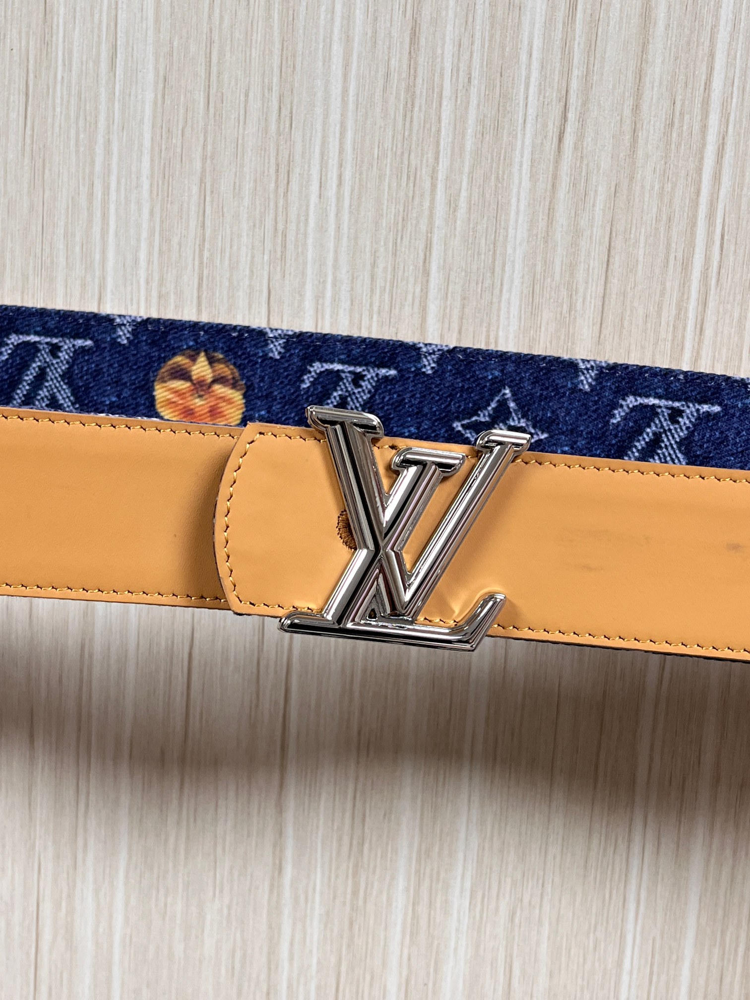 当季新款，正面：牛仔布材质，印有LV经典Monogram老花图案，并点缀彩色花卉印花，复古感拉满- 反面