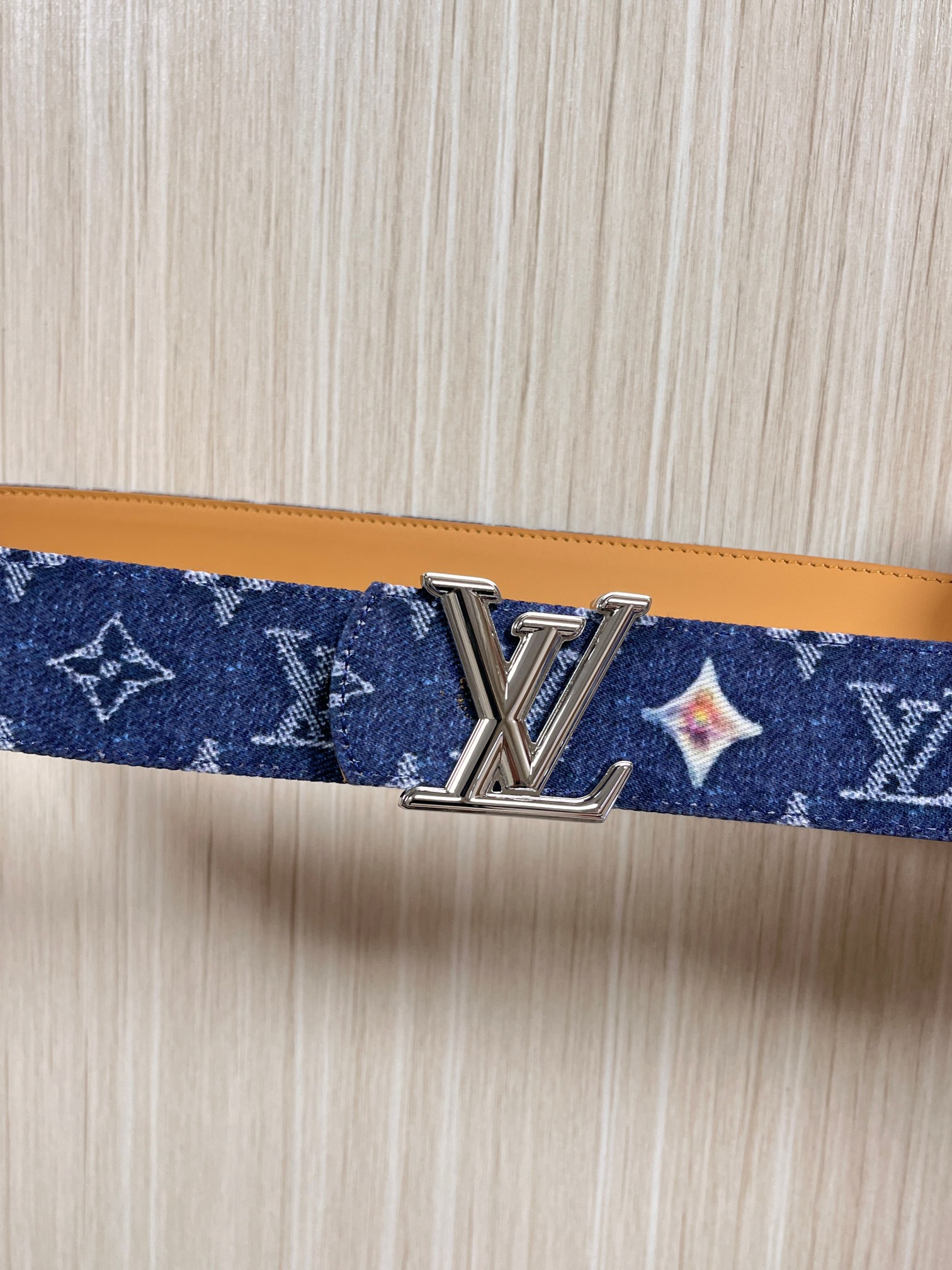 当季新款，正面：牛仔布材质，印有LV经典Monogram老花图案，并点缀彩色花卉印花，复古感拉满- 反面