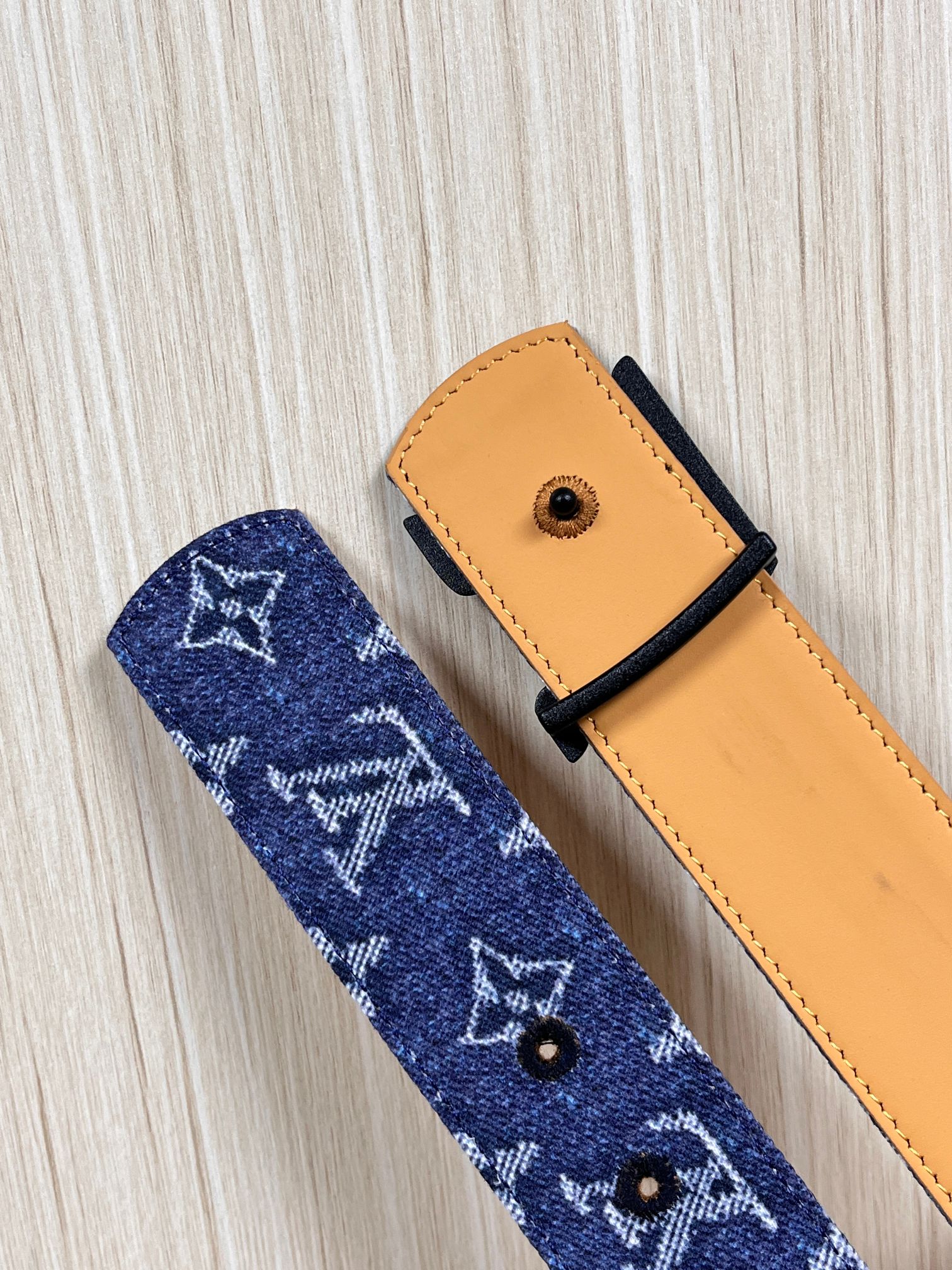 当季新款，正面：牛仔布材质，印有LV经典Monogram老花图案，并点缀彩色花卉印花，复古感拉满- 反面