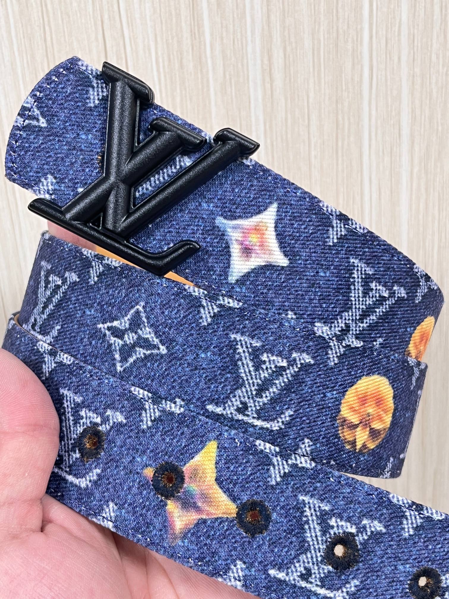 当季新款，正面：牛仔布材质，印有LV经典Monogram老花图案，并点缀彩色花卉印花，复古感拉满- 反面