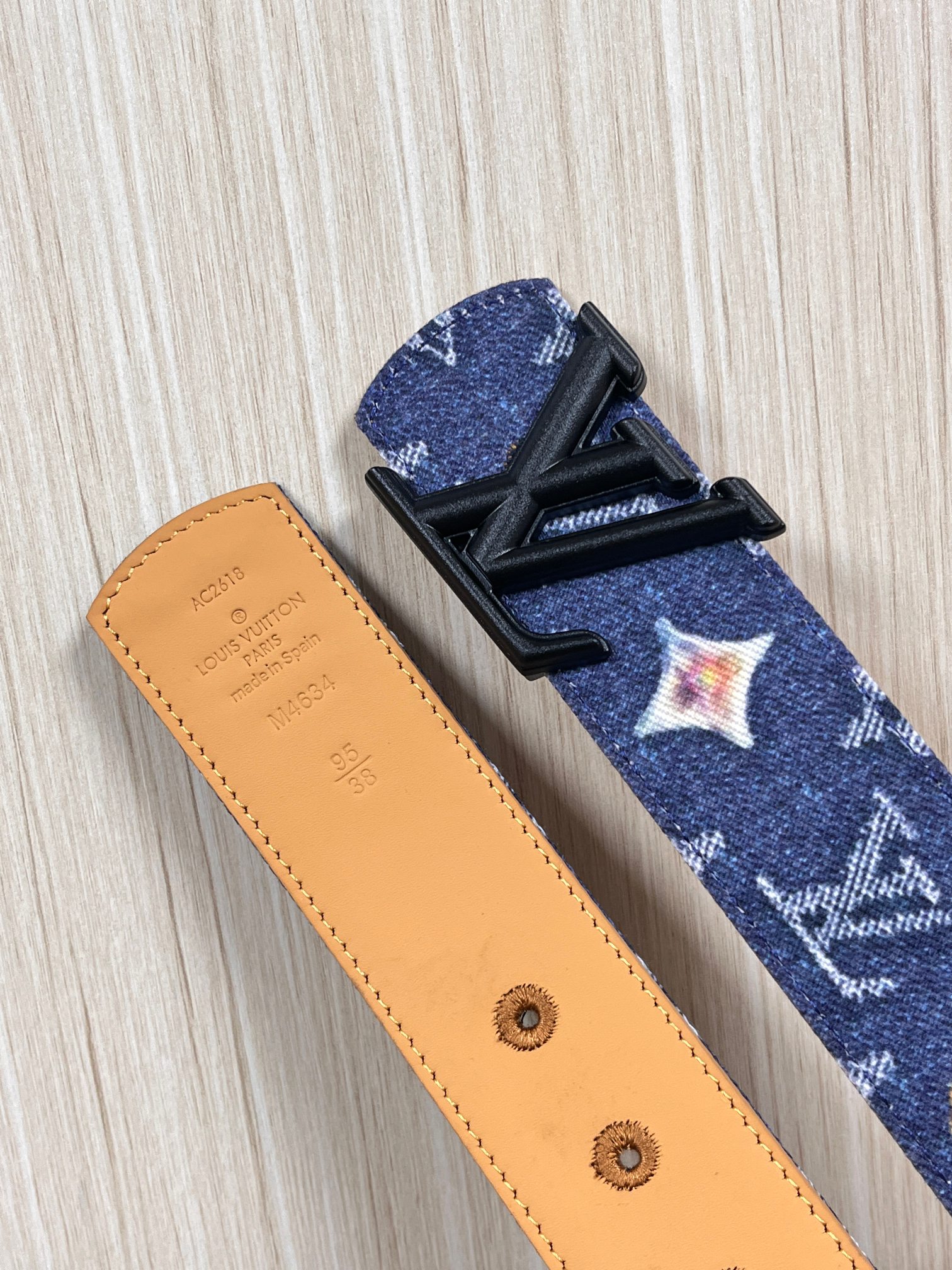 当季新款，正面：牛仔布材质，印有LV经典Monogram老花图案，并点缀彩色花卉印花，复古感拉满- 反面