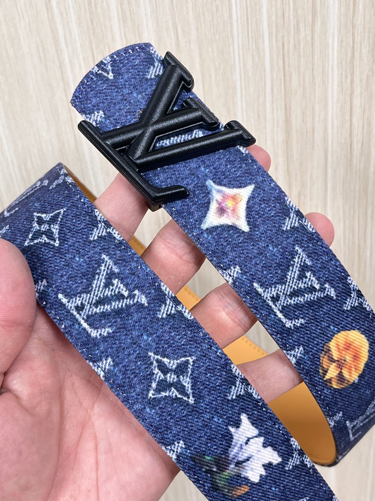 当季新款，正面：牛仔布材质，印有LV经典Monogram老花图案，并点缀彩色花卉印花，复古感拉满- 反面