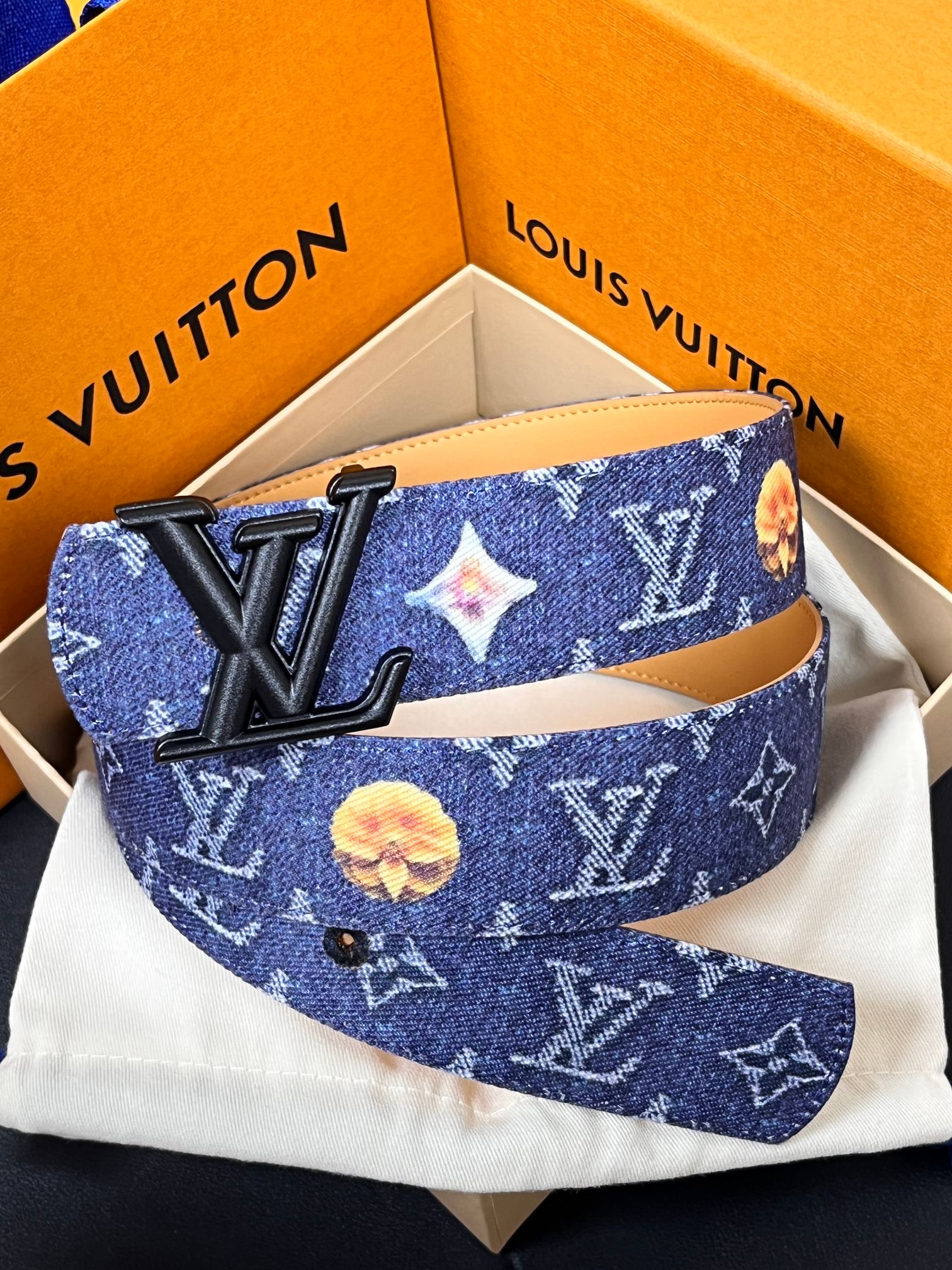 当季新款，正面：牛仔布材质，印有LV经典Monogram老花图案，并点缀彩色花卉印花，复古感拉满- 反面